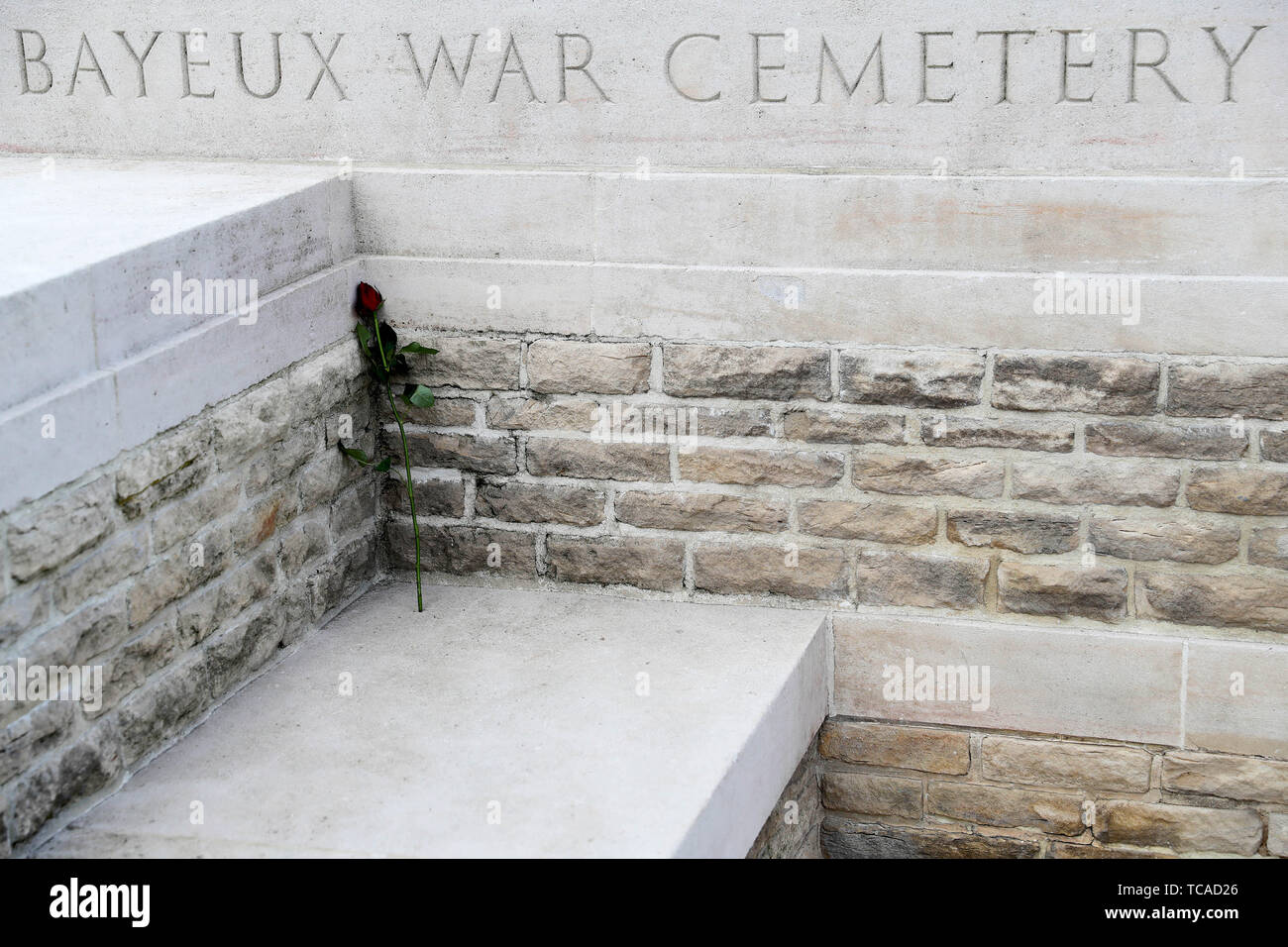 Una sola rosa rossa sul memorial presso il Royal British Legion di servizio del ricordo, presso la Commissione delle tombe di guerra del Commonwealth il cimitero di Bayeux, Francia, come parte delle celebrazioni per il settantacinquesimo anniversario dello sbarco in Normandia. Foto Stock