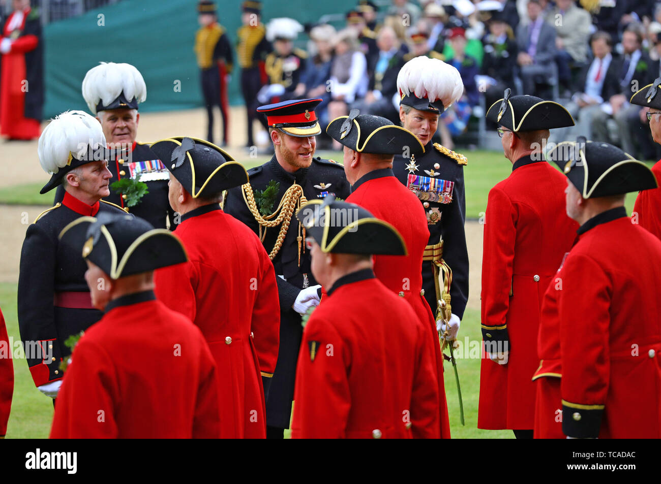 Il Duca di Sussex parlando di Chelsea pensionati durante la festa del Fondatore celebrazioni presso il Royal Hospital Chelsea nella zona ovest di Londra. Foto Stock
