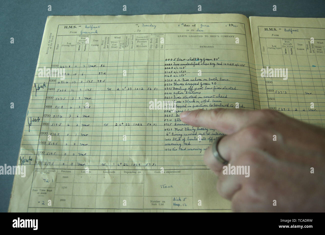 Il registro di sistema HMS Belfast, in prestito alla nave per contrassegnare il settantacinquesimo anniversario del D-Day da archivi nazionali, che registra le voci originali da D-Day. Foto Stock
