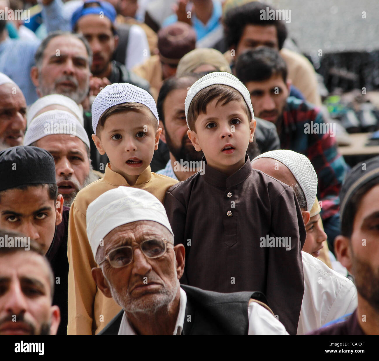 Srinagar, India. 05 Giugno, 2019. Kashmir ragazzi musulmani si vede guardando come Mirwaiz Umer Farooq offre sermone prima di Eid-ul-Fitr preghiera a Jamia Masjid in Srinagar. Eid-ul-Fitr festival segna la fine del Santo mese di digiuno del Ramadan. Credito: Shuhaib Zahoor/Pacific Press/Alamy Live News Foto Stock