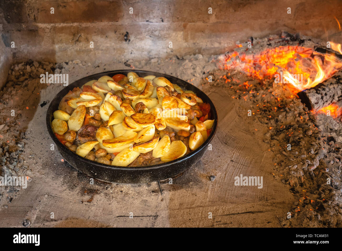 Tradizionale croata la carne e le verdure piatto peka, cibo di Croazia Foto Stock