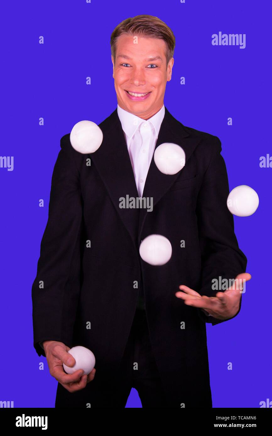 Giocoliere Con La Faccia Da Clown Giocoleria Con Palle Bianche Foto Stock Alamy
