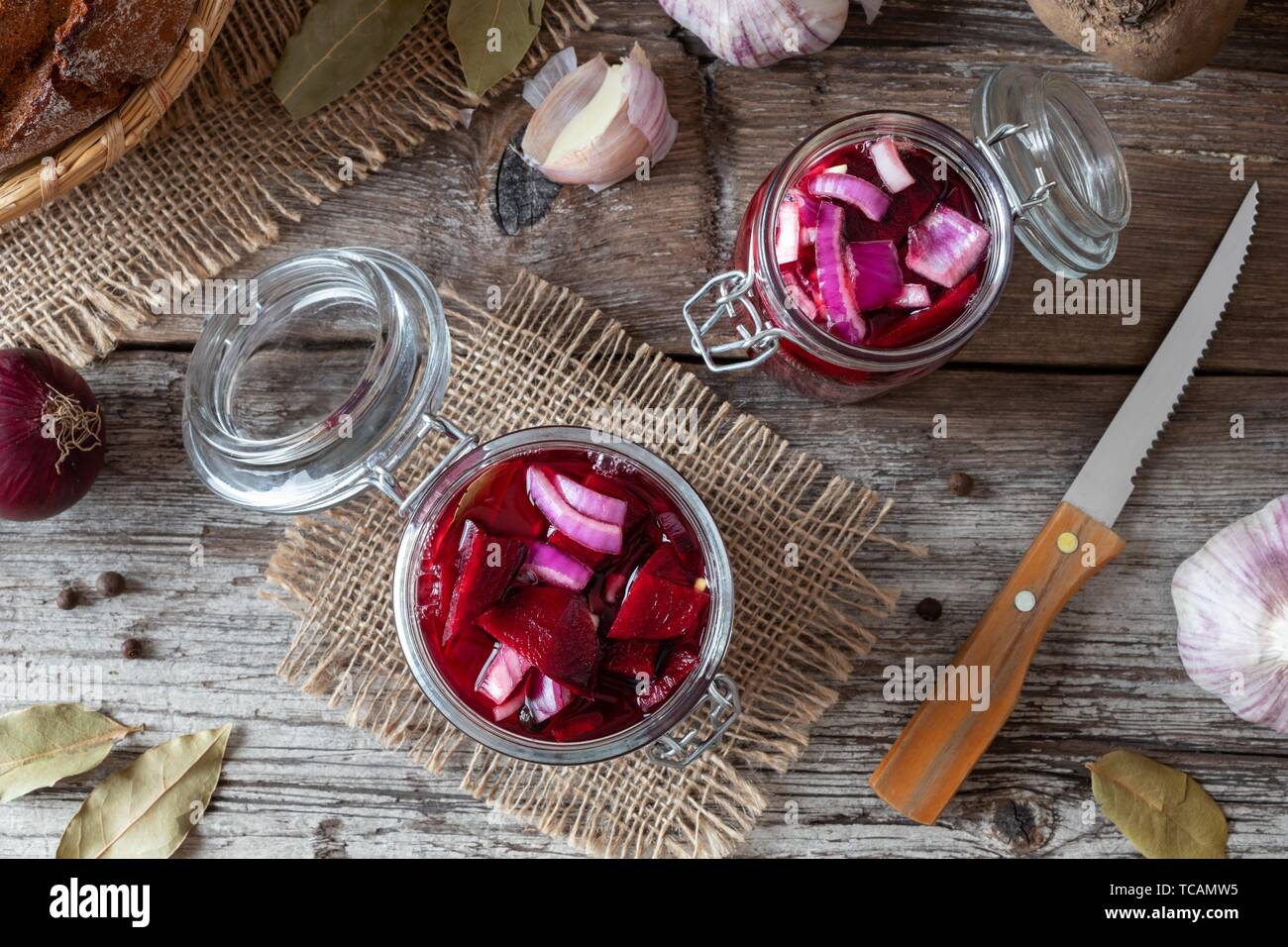 Preparazione di barbabietole fermentato kvass con cipolle, aglio e spezie. Foto Stock