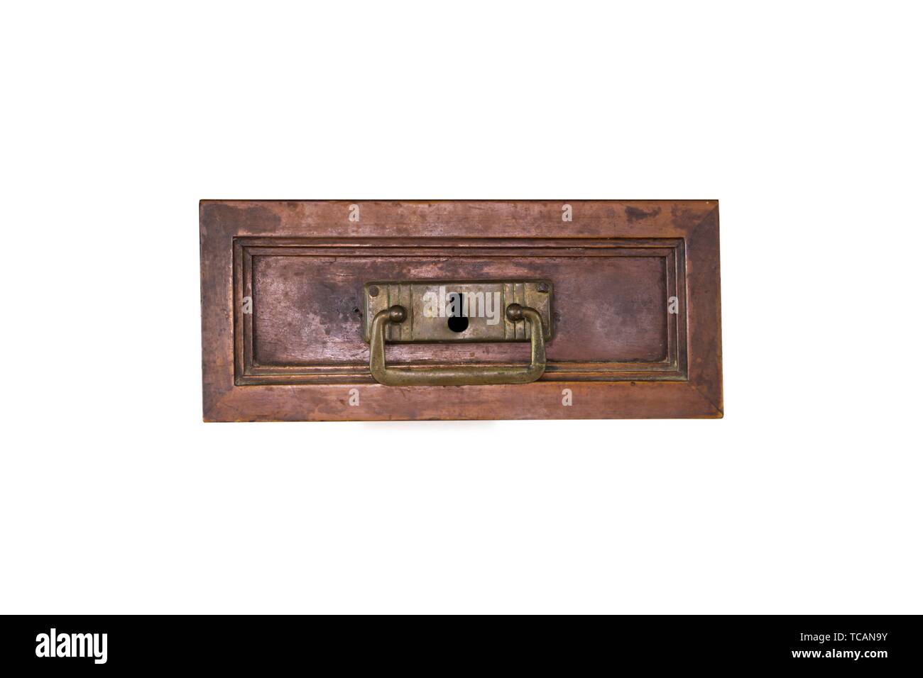 Vintage scrivania in legno frontale cassetto Visualizza isolati su sfondo bianco. Foto Stock