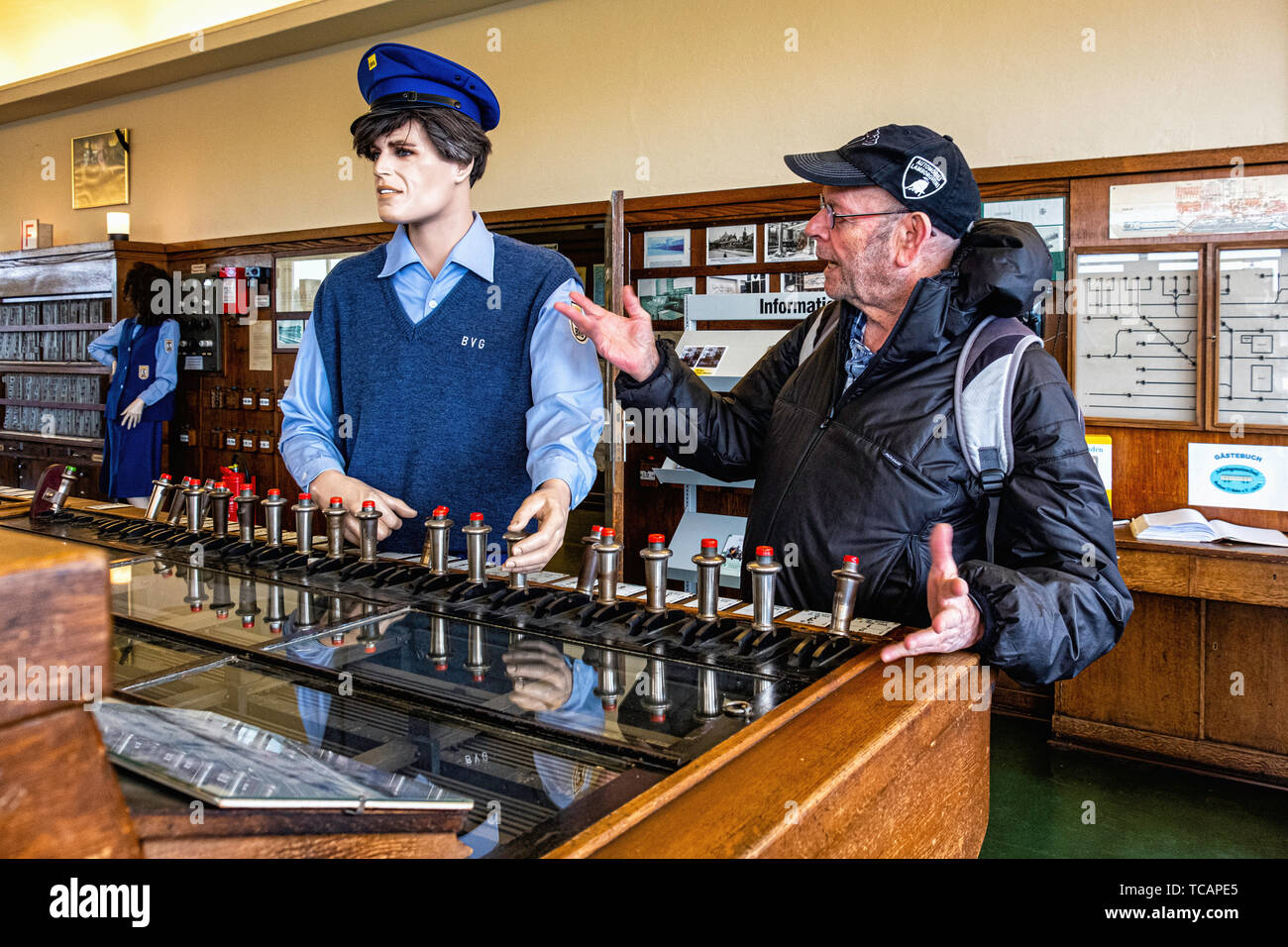 U-Bahn Museum di Berlino. Museo dei trasporti in una delle ex controllo storico camere presso lo stadio Olympia station. Lpp operatore di controllo & senior uomo Foto Stock