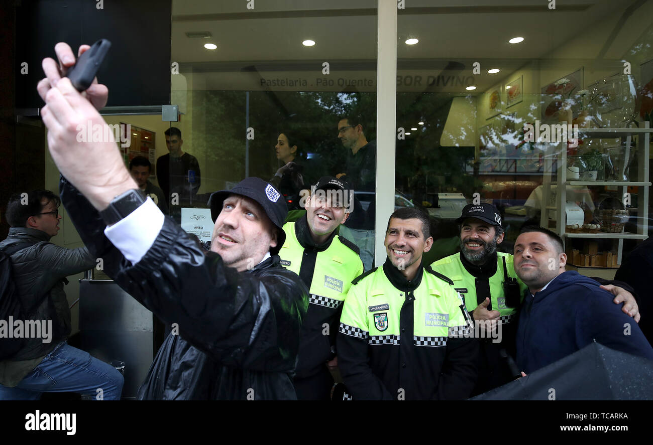 Ventole scattare una fotografia con la polizia municipale al di fuori del terreno prima che la Lega delle Nazioni Semi finale a Estadio D. Alfonso Henriques, Porto. Foto Stock