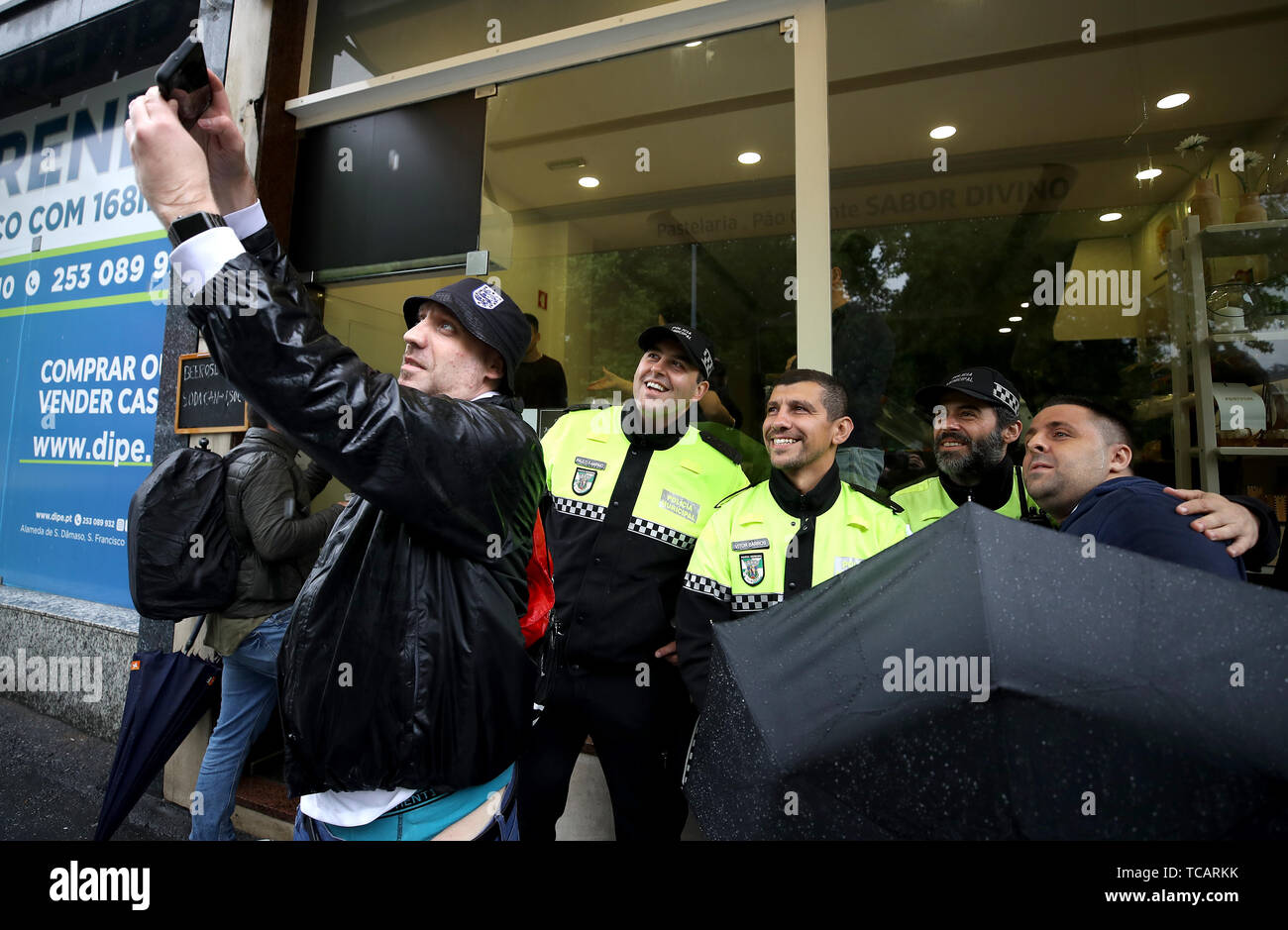 Ventole scattare una fotografia con la polizia municipale al di fuori del terreno prima che la Lega delle Nazioni Semi finale a Estadio D. Alfonso Henriques, Porto. Foto Stock