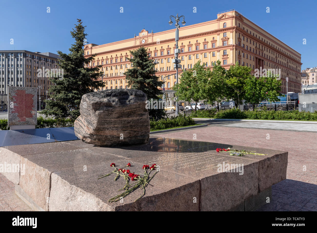 Solovetsky lapide in memoria era sovietica di gulag e delle deportazioni di massa con il famigerato ex KGB & NKVD sede al di là sulla piazza Lubyanka Mosca, Russia Foto Stock