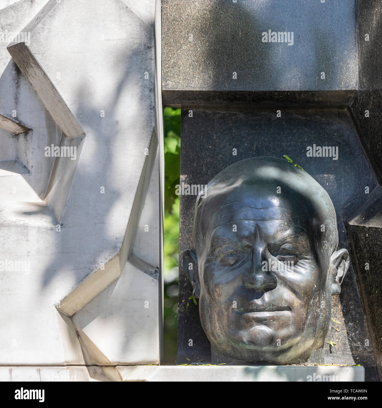 Busto del Premier sovietico Nikita Khrushchev nel suo recinto nel cimitero di Novodevichy, Mosca, Russia Foto Stock