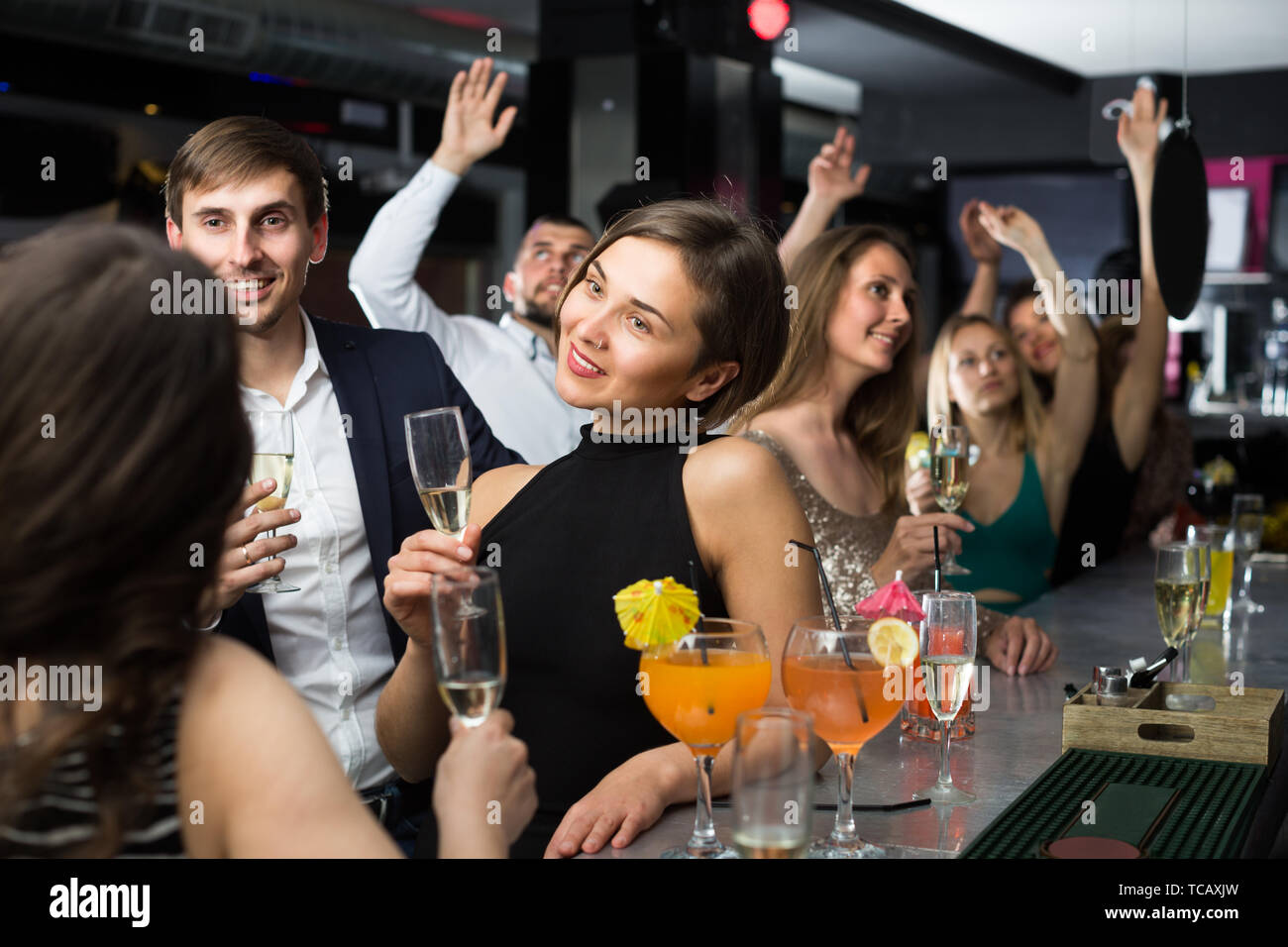 Ufficio femmina lavoratore sta bevendo un cocktail con il collega a evento aziendale in bar. Foto Stock