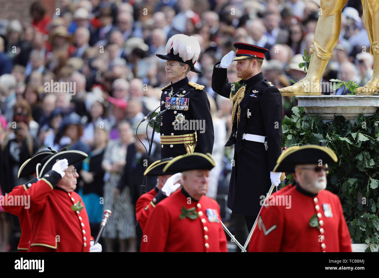 Il Duca di Sussex (centro destra) durante la festa del Fondatore celebrazioni presso il Royal Hospital Chelsea nella zona ovest di Londra. Foto Stock