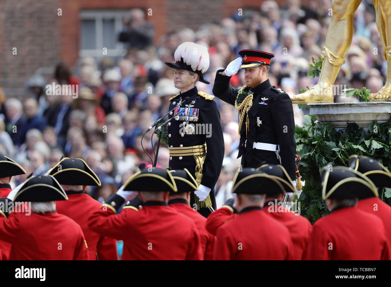 Il Duca di Sussex (centro destra) durante la festa del Fondatore celebrazioni presso il Royal Hospital Chelsea nella zona ovest di Londra. Foto Stock