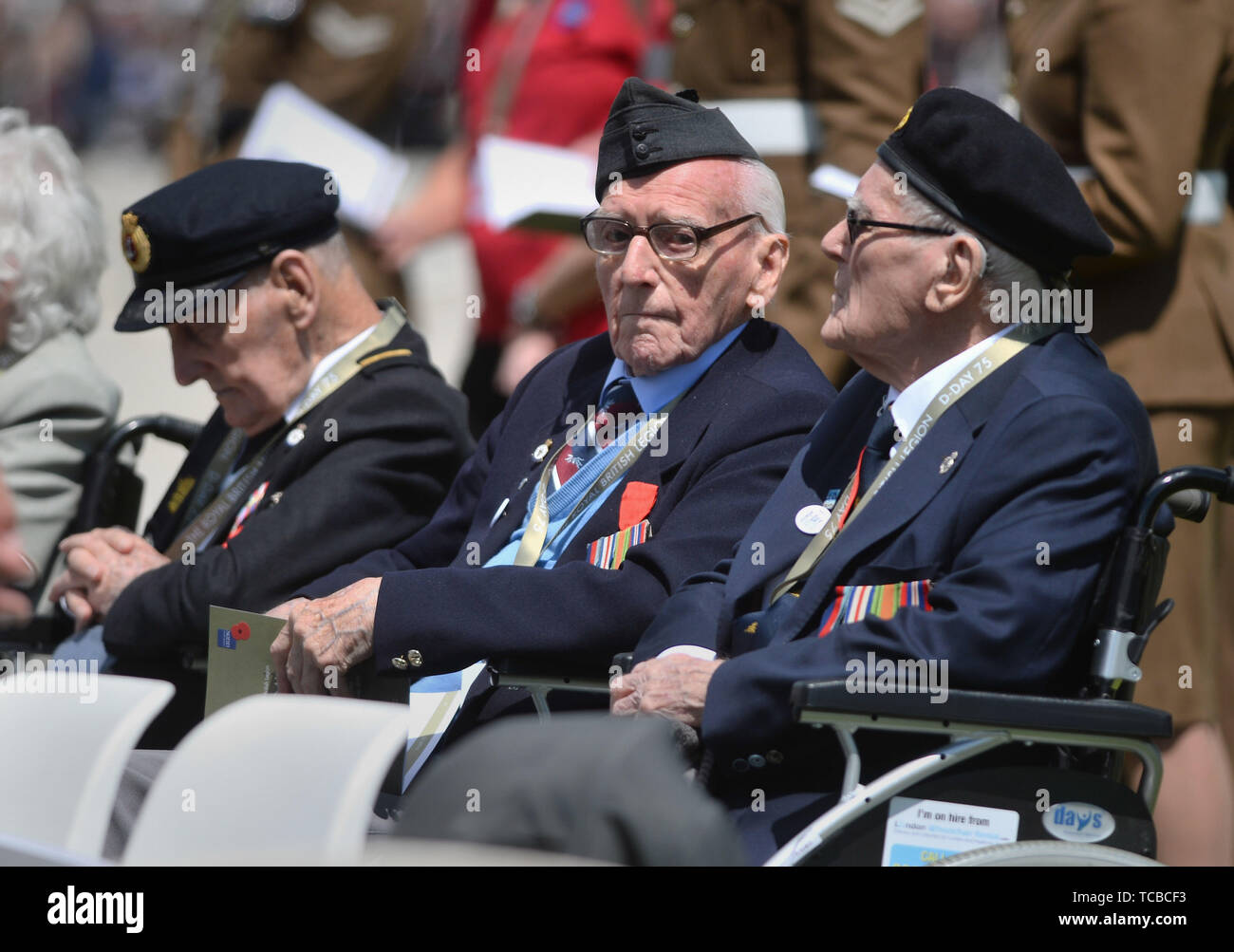 Veterani presso il Royal British Legion di servizio del ricordo, presso la Commissione delle tombe di guerra del Commonwealth il cimitero di Bayeux, Francia, come parte delle celebrazioni per il settantacinquesimo anniversario dello sbarco in Normandia. Foto Stock