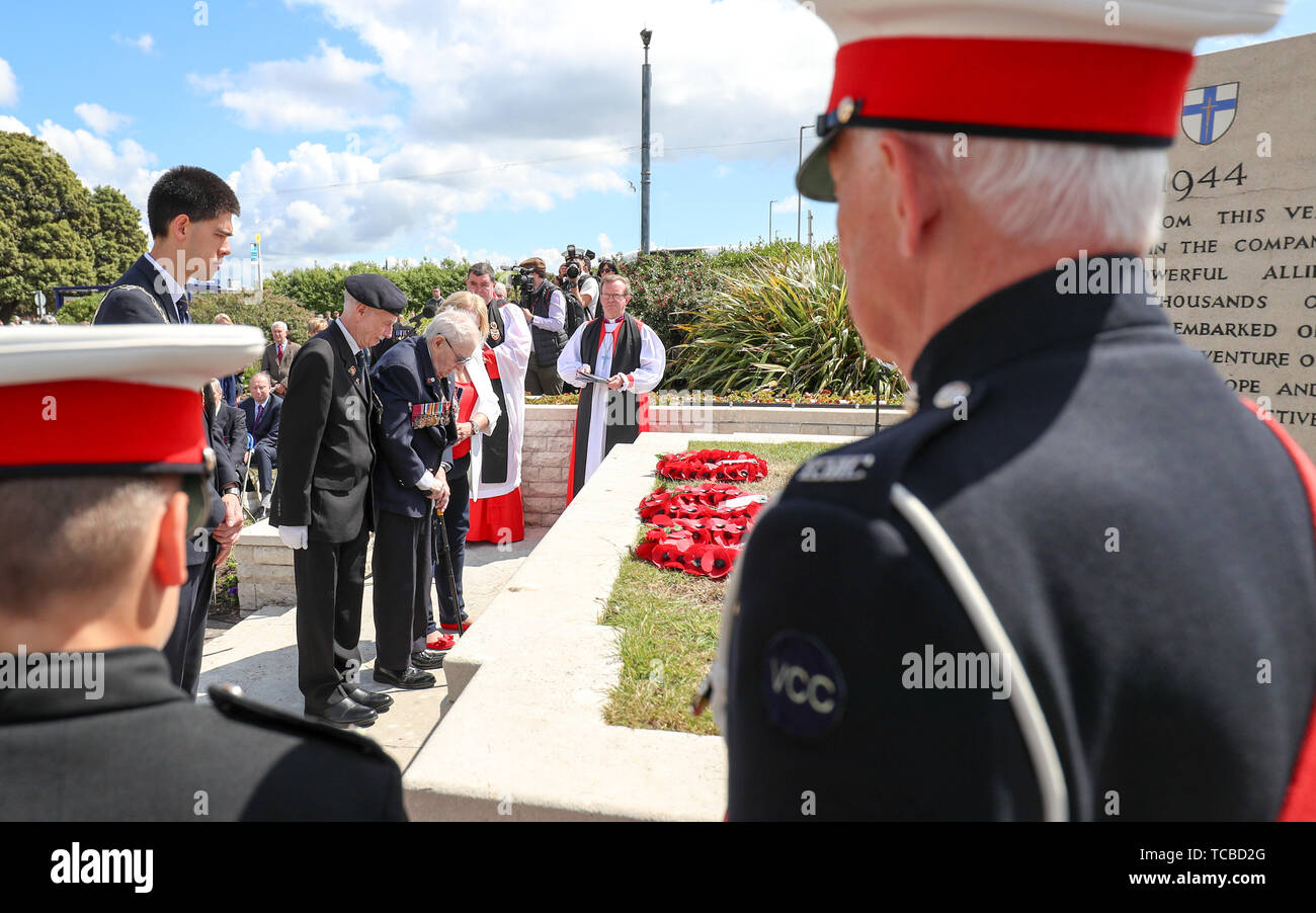 Il 97-anno-vecchio guerra mondiale due veterano Jimmy Ockendon stabilisce una corona al D-Day in pietra Southsea durante un memoriale di servizio su il settantacinquesimo anniversario dello sbarco in Normandia. Foto Stock