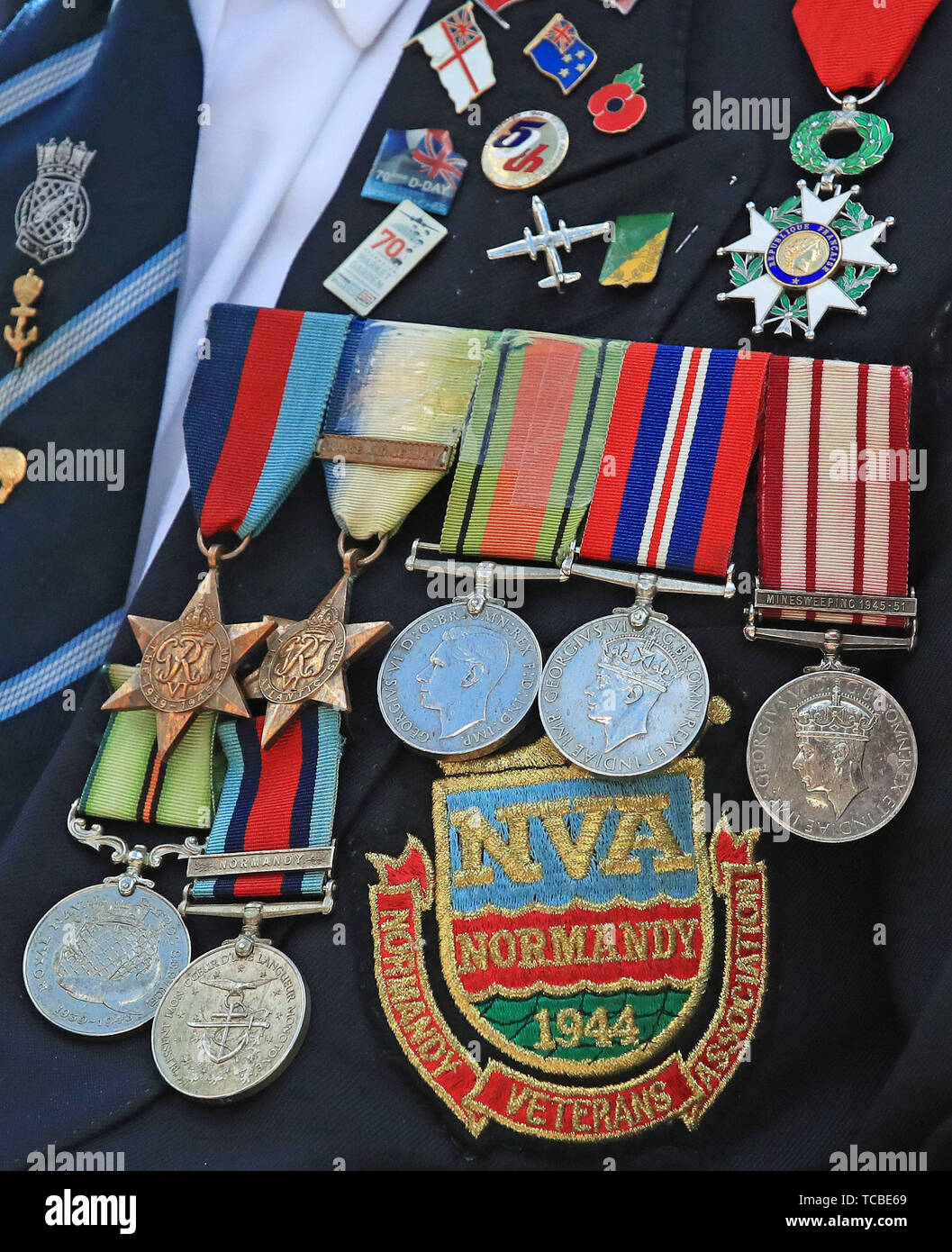 Simeone Mayu, un veterano della Royal Navy Patrol, servizio esibisce la sua medaglie presso il National Memorial Arboretum a Alrewas, in Staffordshire, per un servizio per contrassegnare il settantacinquesimo anniversario dello sbarco in Normandia. Foto Stock