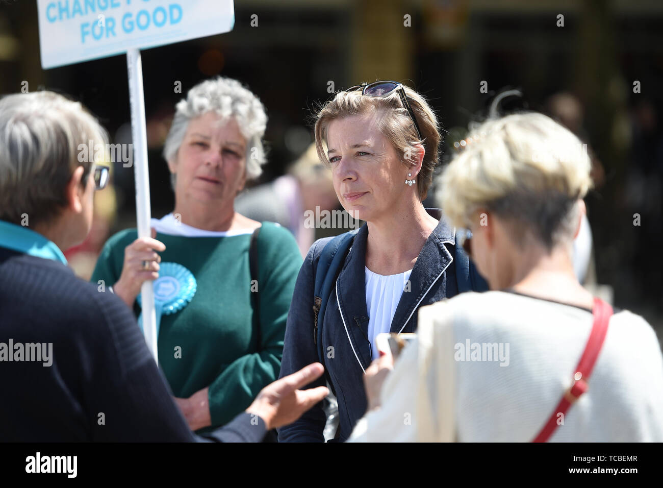 Katie Hopkins parla di partito Brexit sostenitori in Peterborough city centre, come voti ottiene in modo in Peterborough da-elezione. Foto Stock