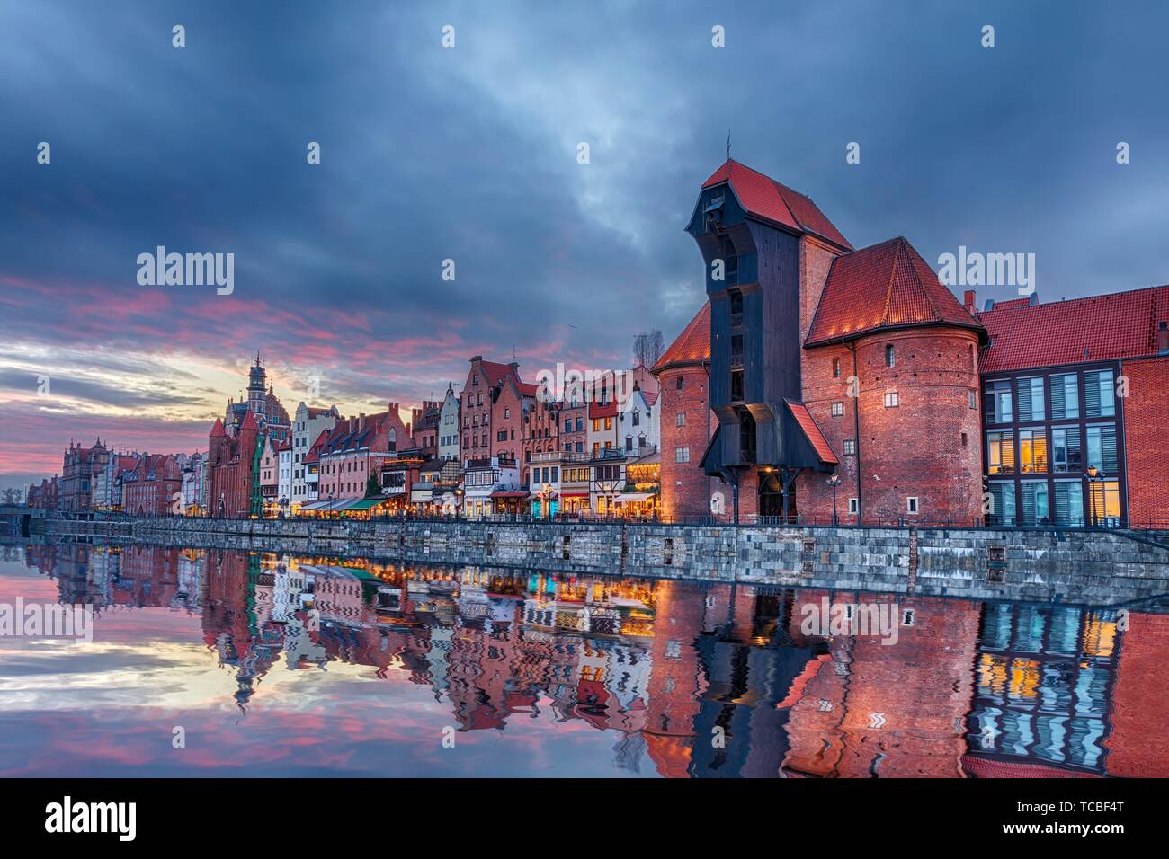 Gdansk bel tramonto, vista sul porto Zuraw gru e facciate medievali, Polonia. Foto Stock