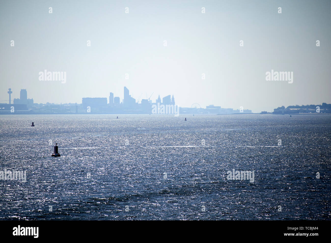 Skyline del centro città di Liverpool come si vede dal liverpool bay spedizione approcci di canale Foto Stock