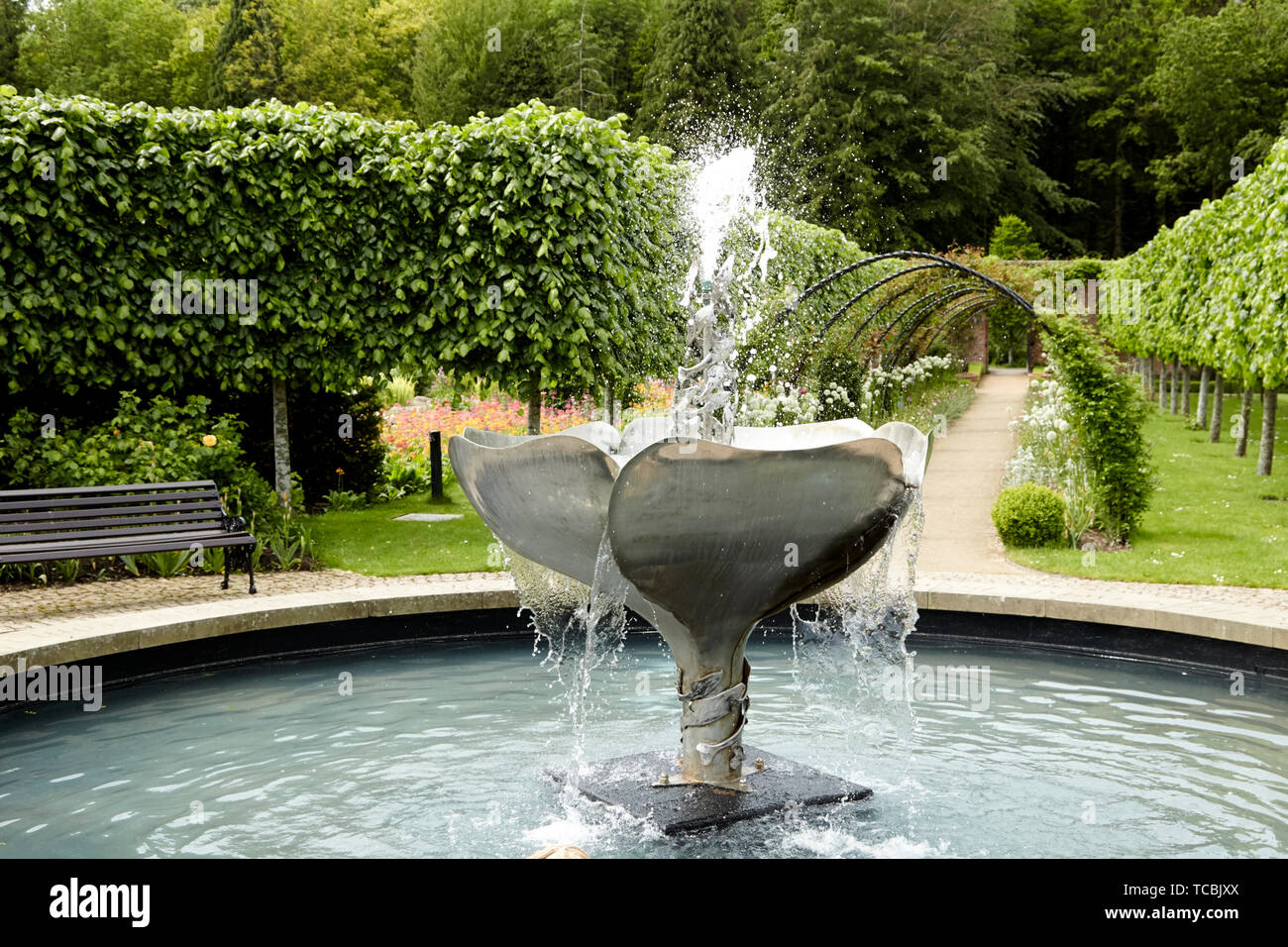 Fontana nel centro del Vittoriano castello di Bangor walled garden Foto Stock