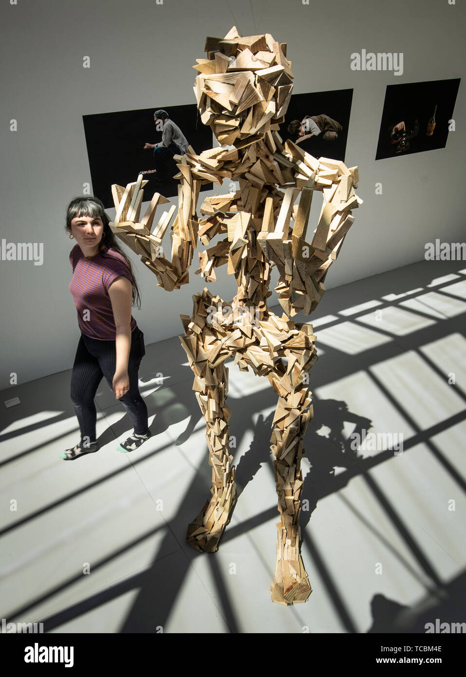 Artista Ruby Lewis con il suo lavoro intitolato nella sua Immagine apocrifa figura, che forma parte della raffinata arte mostra di laurea presso l'Università di Leeds. Foto Stock