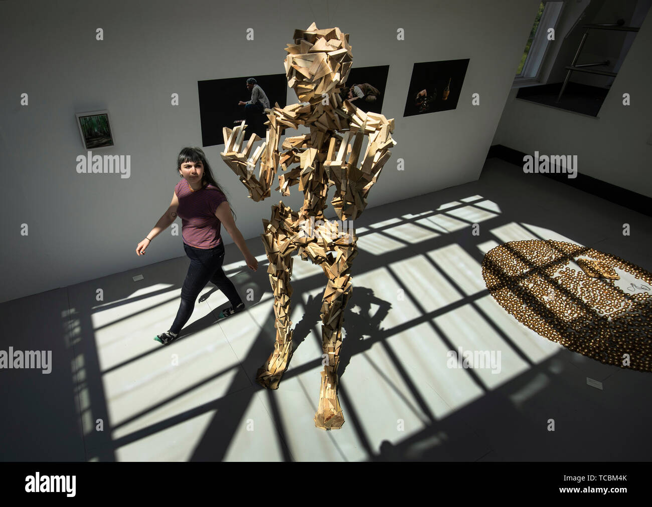 Artista Ruby Lewis con il suo lavoro intitolato nella sua Immagine apocrifa figura, che forma parte della raffinata arte mostra di laurea presso l'Università di Leeds. Foto Stock