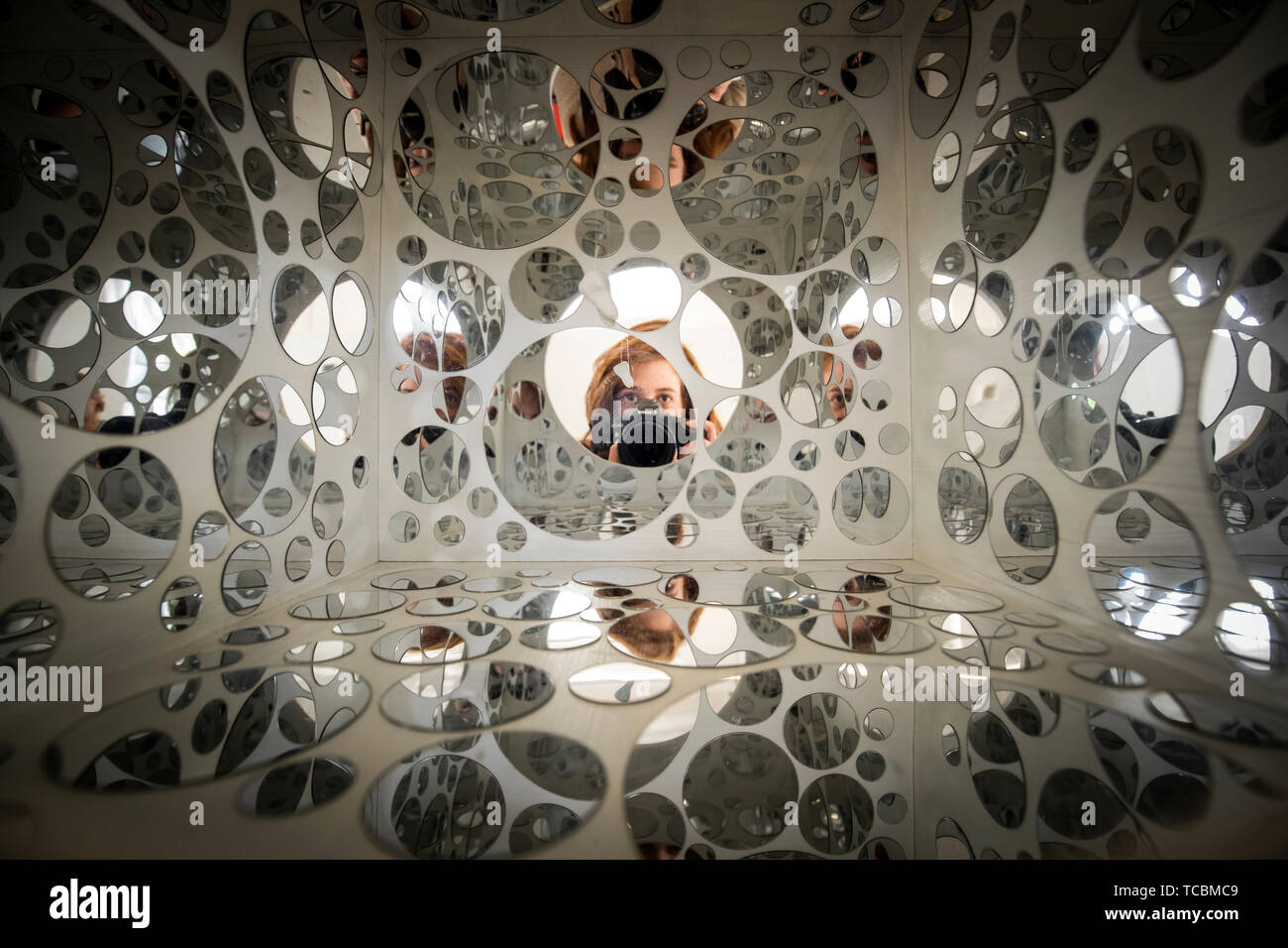 Artista Raphaela Frangou scatta una fotografia della sua opera intitolata Sogni strade separate, che forma parte della raffinata arte mostra di laurea presso l'Università di Leeds. Foto Stock