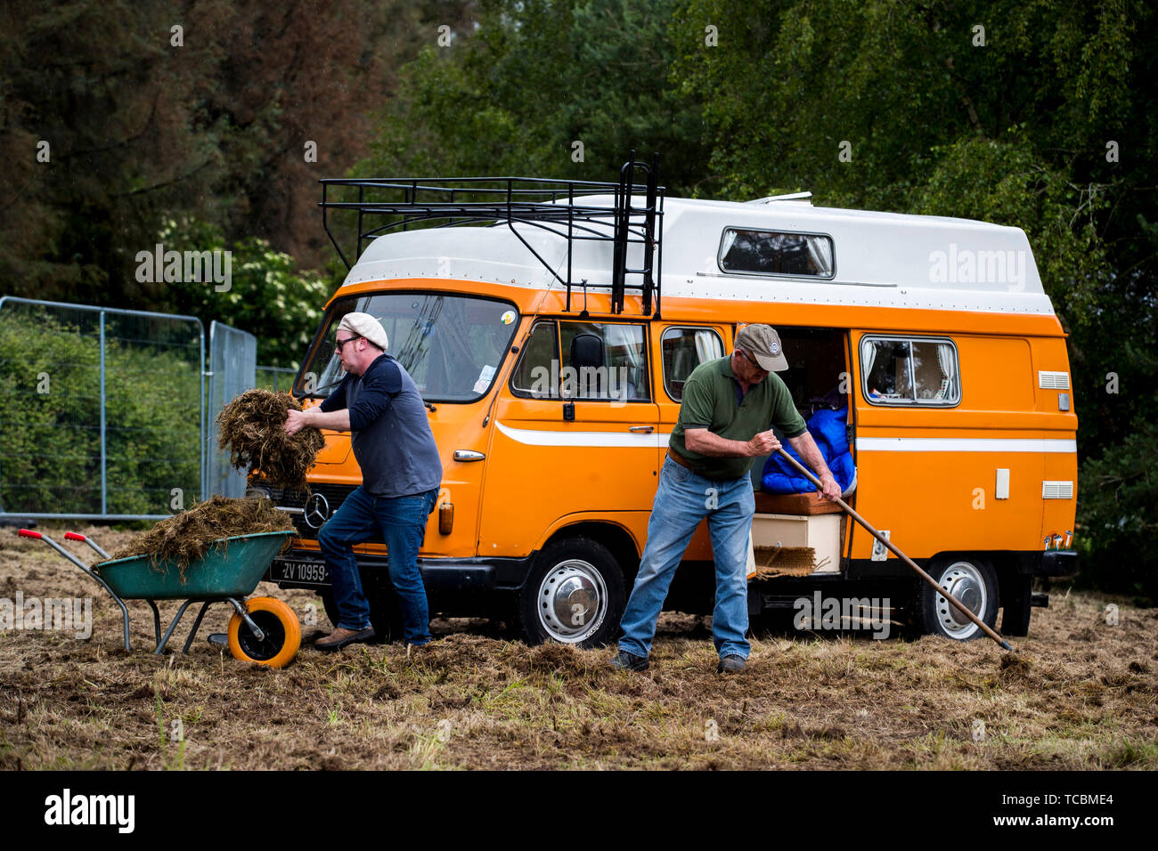 Gli attivisti di ripulire la zona in un accampamento della pace sulla strada per l'aeroporto di Shannon durante una visita del Presidente statunitense Donald Trump alla Repubblica di Irlanda. Foto Stock