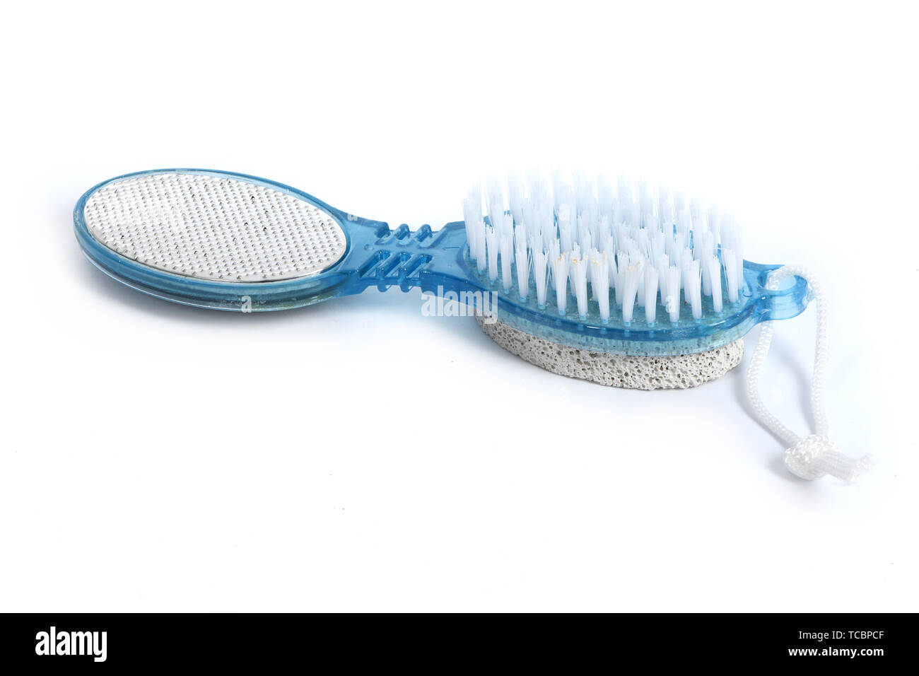 Spazzola bagno isolato su sfondo bianco. maniglia in plastica massaggiatore per trattamento di cura della pelle. Strumento personale per massaggio anticellulite. Isolato su bianco Foto Stock