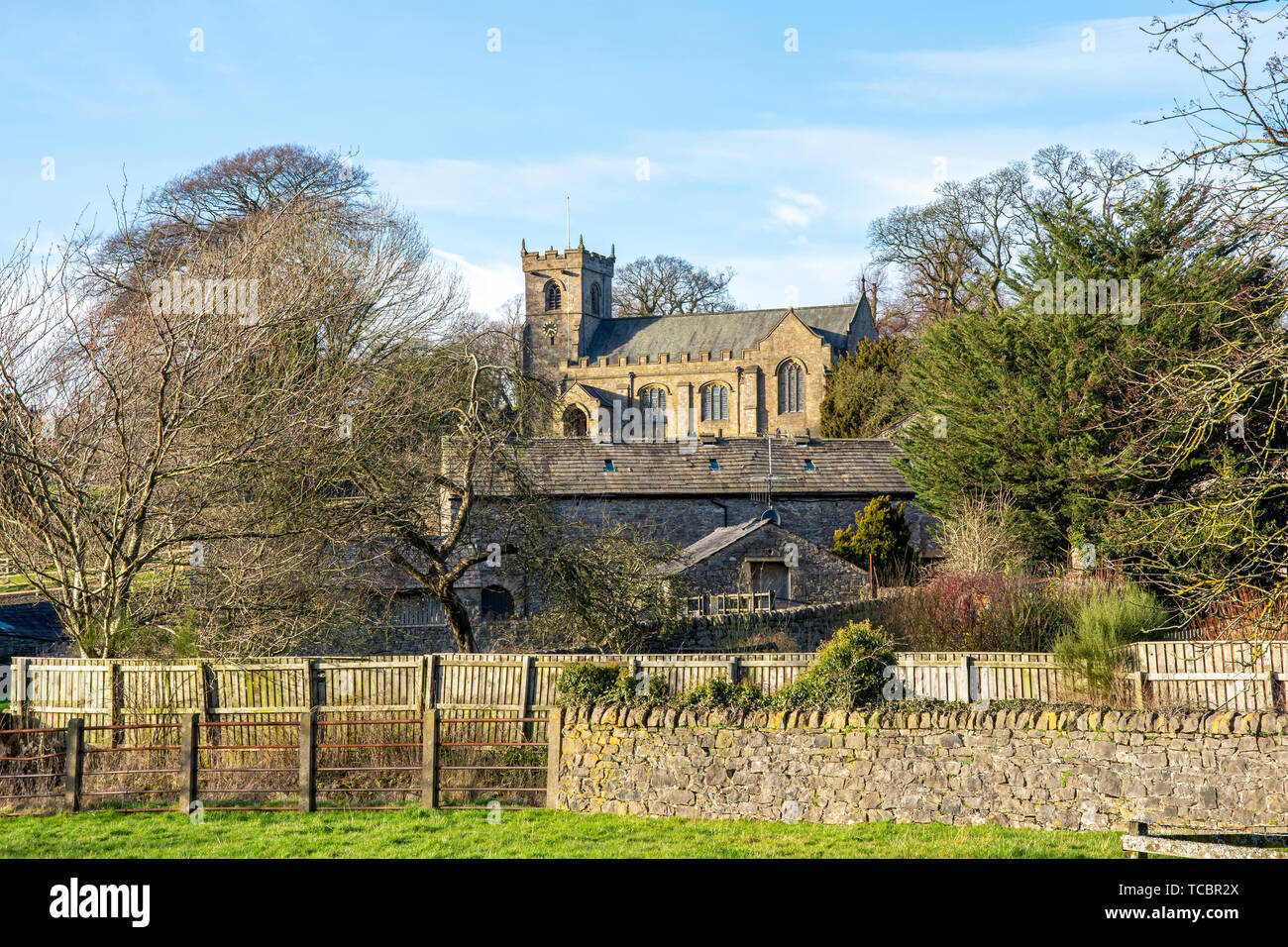 Il pittoresco villaggio di Downham, Lancashire, in serata sole, Ribble Valley, Regno Unito guardando verso la chiesetta di San Leonardo Foto Stock