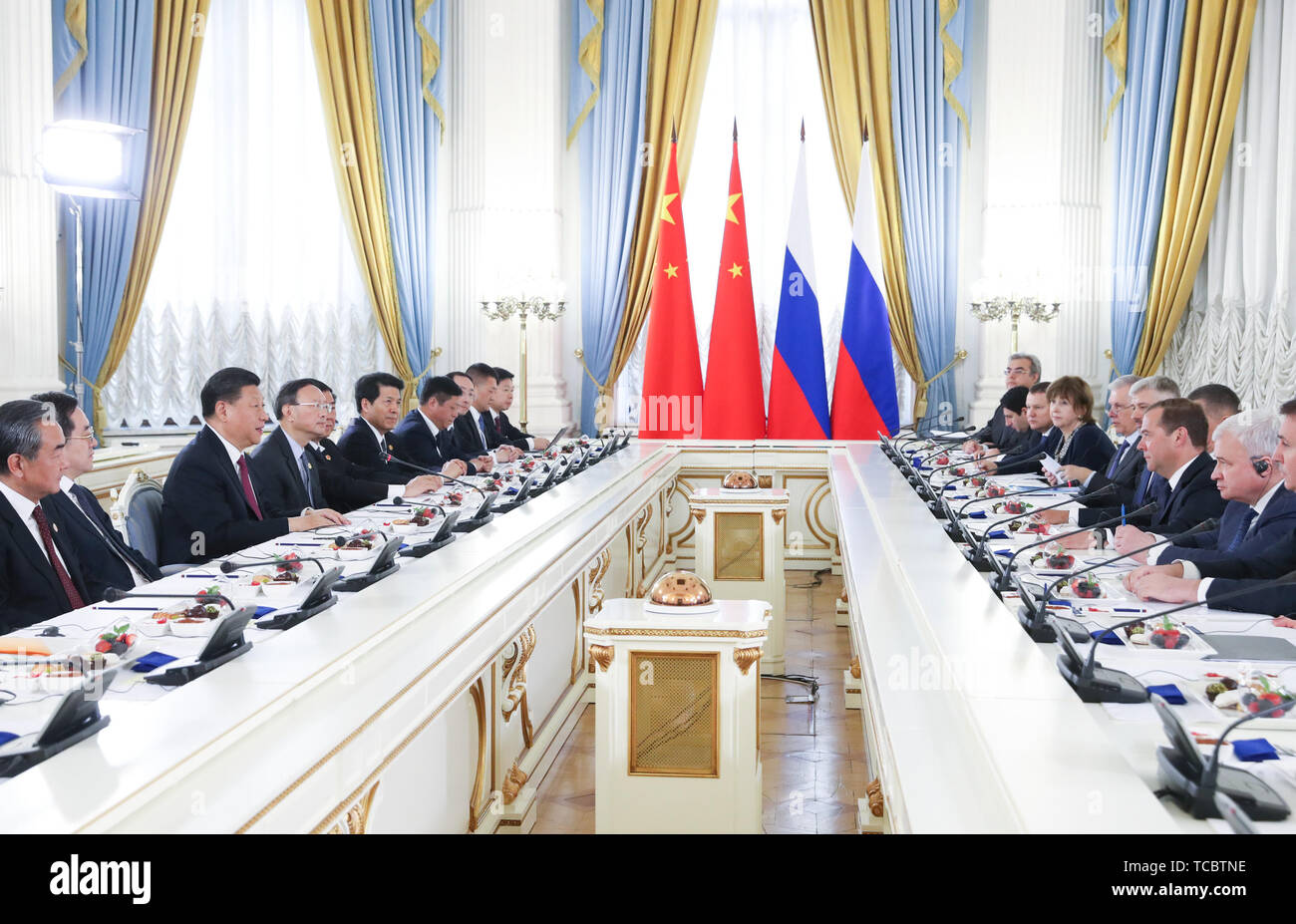 Mosca, Russia. Il 6 giugno, 2019. Il presidente cinese Xi Jinping incontra il primo ministro russo Dmitry Medvedev a Mosca, capitale della Russia, Giugno 6, 2019. Credito: Yao Dawei/Xinhua/Alamy Live News Foto Stock