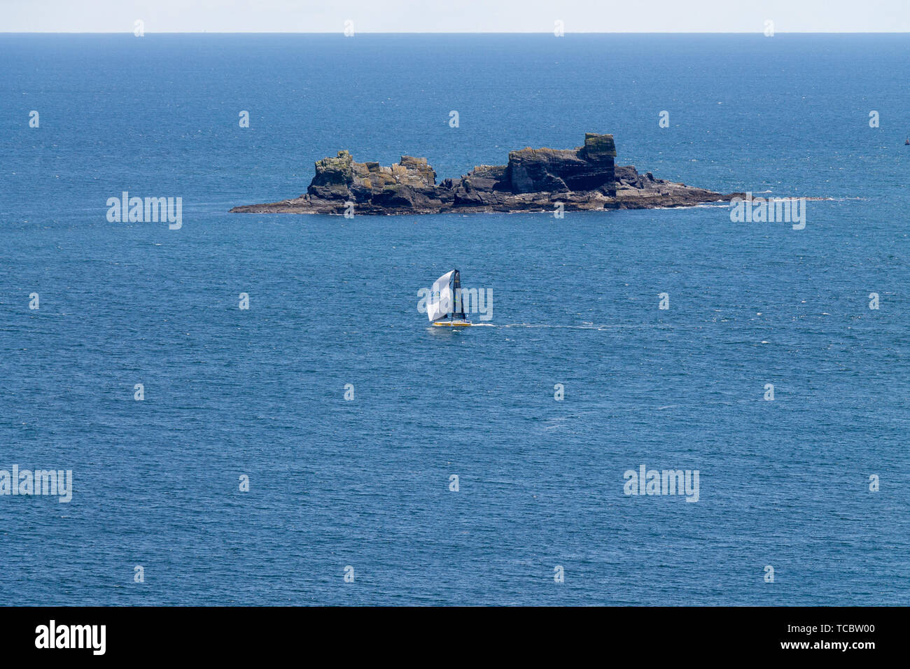 Castlehaven, West Cork, Irlanda, 6 giugno 2019, forti venti e un caldo sole ha fatto un bel giorno per gli yachts racing passato le feste di addio al celibato Rocks off il West Cork costa. Aphperspective credito/ Alamy Live News Foto Stock