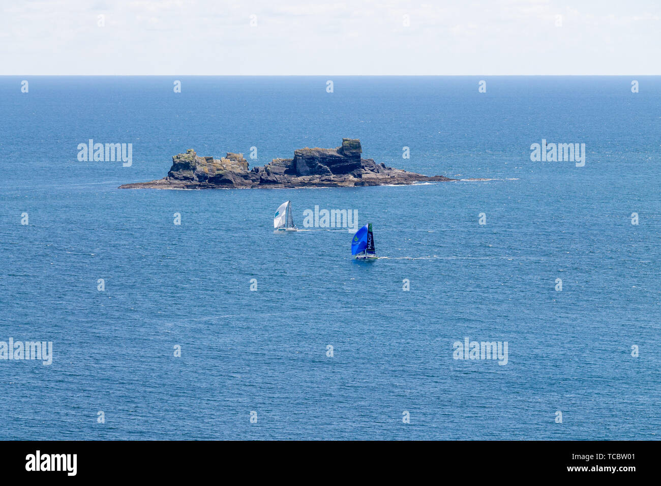 Castlehaven, West Cork, Irlanda, 6 giugno 2019, forti venti e un caldo sole ha fatto un bel giorno per gli yachts racing passato le feste di addio al celibato Rocks off il West Cork costa. Aphperspective credito/ Alamy Live News Foto Stock