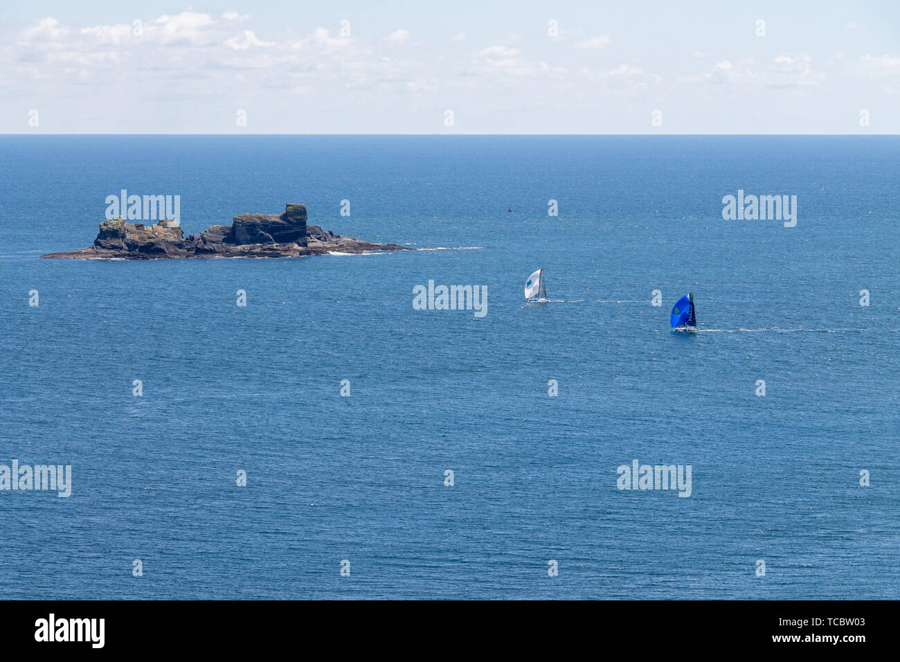 Castlehaven, West Cork, Irlanda, 6 giugno 2019, forti venti e un caldo sole ha fatto un bel giorno per gli yachts racing passato le feste di addio al celibato Rocks off il West Cork costa. Aphperspective credito/ Alamy Live News Foto Stock