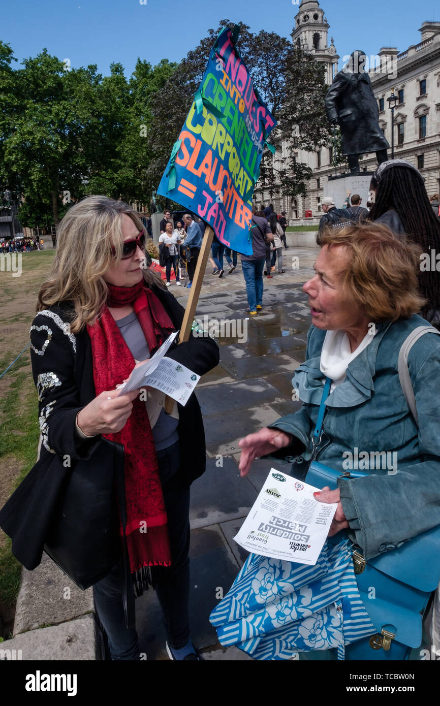 Londra, Regno Unito. Il 6 giugno 2019. Appena prima del secondo anniversario del disastroso incendio, un piccolo gruppo di attivisti si presentò al Parlamento distribuendo volantini e parlando con la gente mentre altri all'interno ascoltato come MP Emma Dent Coad poste domande. Le promesse fatte di Theresa Maggio e a Kensington & Chelsea consiglio ai superstiti non sono state mantenute e nessun arresti sono state effettuate oltre la corruzione, negligenze criminali e disprezzo per la sicurezza che ha portato a 72 morti. Essi chiedono al governo un azione per rehouse superstiti, cancellare i rifiuti tossici, rendere tutti i blocchi simili sicuro e garantire la giustizia. Peter Marshall/A Foto Stock