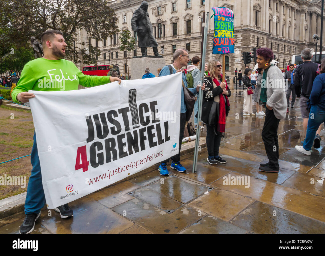 Londra, Regno Unito. Il 6 giugno 2019. Appena prima del secondo anniversario del disastroso incendio, un piccolo gruppo di attivisti si presentò al Parlamento mentre altri all'interno ascoltato come MP Emma Dent Coad poste domande. Le promesse fatte di Theresa Maggio e a Kensington & Chelsea consiglio ai superstiti non sono state mantenute e nessun arresti sono state effettuate oltre la corruzione, negligenze criminali e disprezzo per la sicurezza che ha portato a 72 morti. Essi chiedono al governo un azione per rehouse superstiti, cancellare i rifiuti tossici, rendere tutti i blocchi simili sicuro e garantire la giustizia. Peter Marshall / Alamy Live News Foto Stock