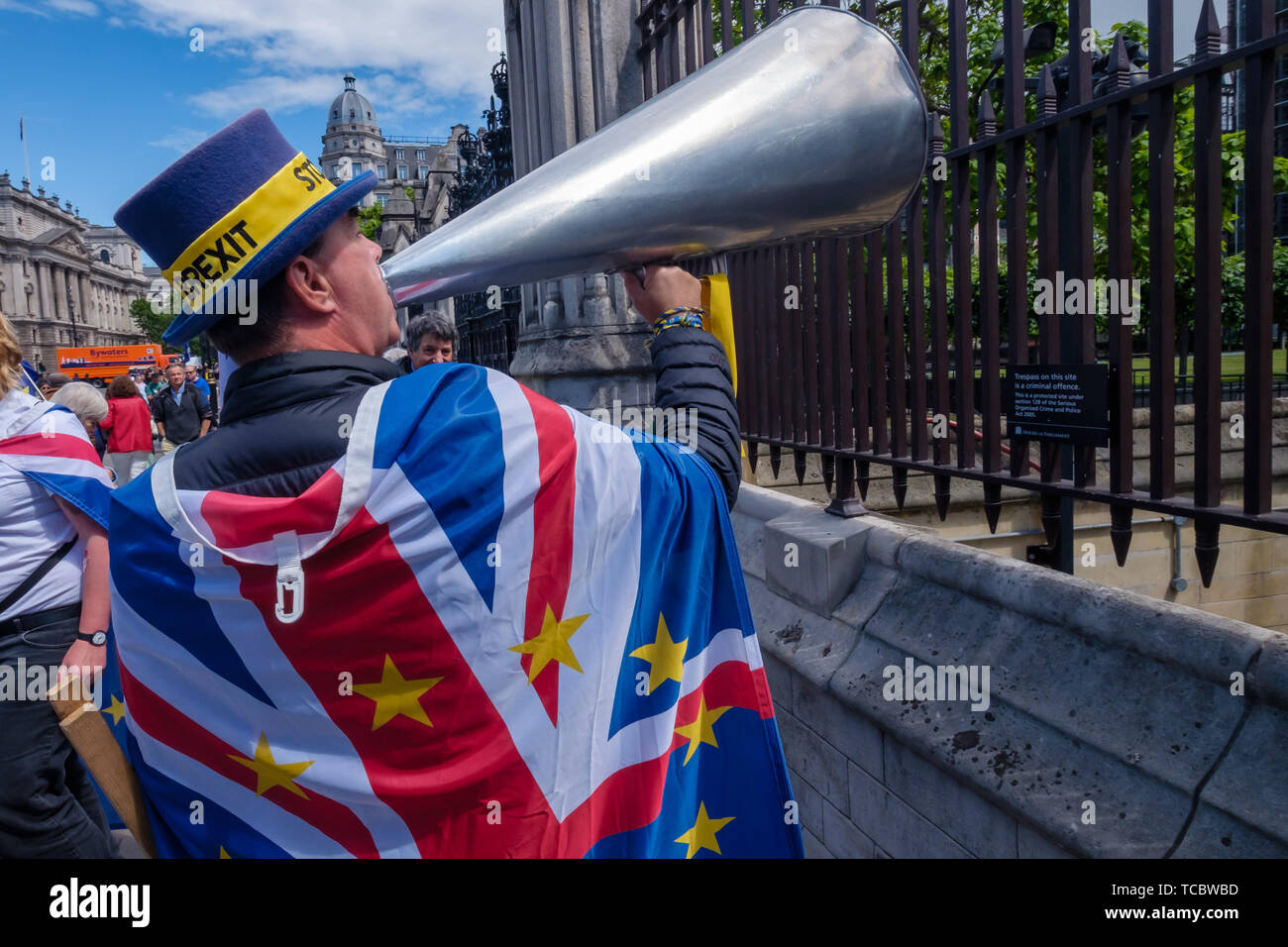 Londra, Regno Unito. Il 6 giugno 2019. Steve Bray di SODEM (Stand di Defiance Movimento Europeo) grida attraverso un gigantesco megafono per Brexit per essere arrestato alle porte per il Parlamento. SODEM continuano la loro protesta quotidiana mentre il Parlamento è in sessione impegnativa Gran Bretagna di rimanere nell'Unione europea. Credito: Peter Marshall / Alamy Live News Foto Stock