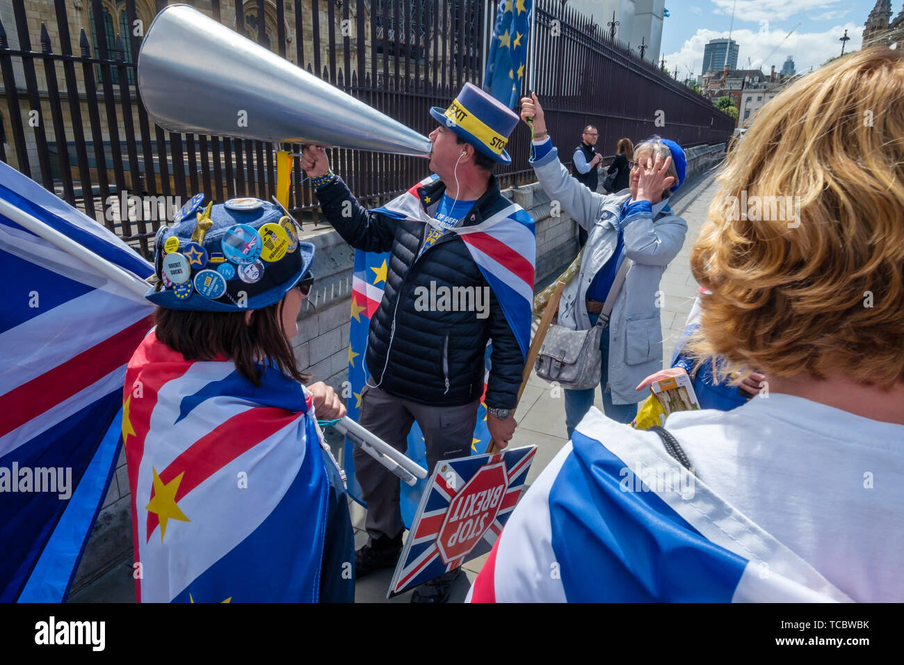 Londra, Regno Unito. Il 6 giugno 2019. Steve Bray e altri da SODEM (Stand di Defiance Movimento Europeo) continuare la loro protesta quotidiana mentre il Parlamento è in sessione impegnativa Gran Bretagna di rimanere nell'Unione europea. Come pure a protestare nella loro posizione usuale in Palazzo vecchio cortile, un piccolo gruppo è venuto a protestare per le porte della casa dei comuni, con Steve gridando attraverso un gigantesco megafono per Brexit per essere arrestato. Credito: Peter Marshall / Alamy Live News Foto Stock