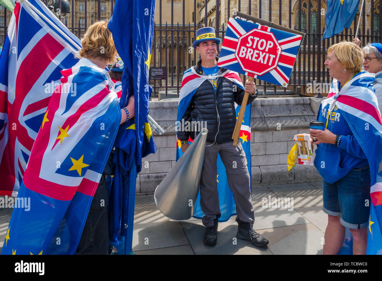 Londra, Regno Unito. Il 6 giugno 2019. Steve Bray e altri da SODEM (Stand di Defiance Movimento Europeo) continuare la loro protesta quotidiana mentre il Parlamento è in sessione impegnativa Gran Bretagna di rimanere nell'Unione europea. Come pure a protestare nella loro posizione usuale in Palazzo vecchio cortile, un piccolo gruppo è venuto a protestare per le porte della casa dei comuni, con Steve gridando attraverso un gigantesco megafono per Brexit per essere arrestato. Credito: Peter Marshall / Alamy Live News Foto Stock