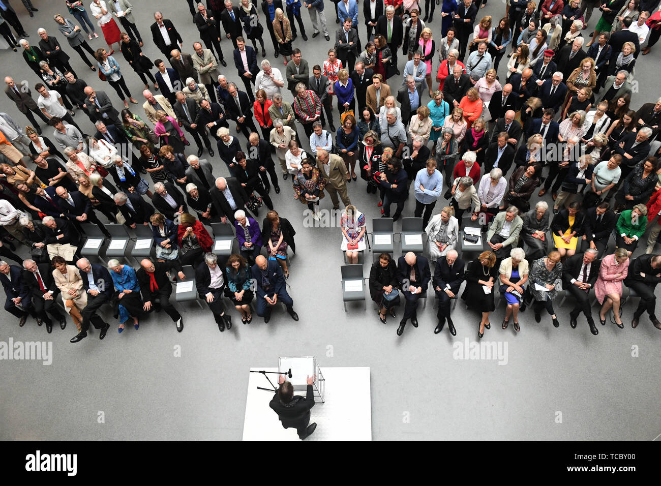 Monaco di Baviera, Germania. Il 6 giugno, 2019. Bernhard Maaz, direttore generale delle Bayerische Staatsgemäldesammlungen, parla al pubblico dopo una sessione di foto su una donazione di opere di Georg Baselitz nella Pinakothek der Moderne. Il pittore e scultore Georg Baselitz donato sei enormi dipinti e una scultura per la Pinakothek der Moderne di Monaco di Baviera. Credito: Felix Hörhager/dpa - ATTENZIONE: Solo per uso editoriale in connessione con segnalazione circa l'artista, l'esposizione o la Pinakothek e solo con la citazione completa della suddetta carta di credito/dpa/Alamy Live News Foto Stock