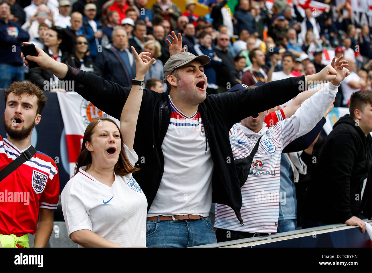 Guimaraes, Portogallo. Il 6 giugno, 2019. Tifosi inglesi prima della UEFA Nazioni League Semi Final match tra Paesi Bassi e Inghilterra a Estadio D. Afonso Henriques sul 6 giugno 2019 a Guimaraes, Portogallo. (Foto di Daniel Chesterton/) Credit: Immagini di PHC/Alamy Live News Foto Stock