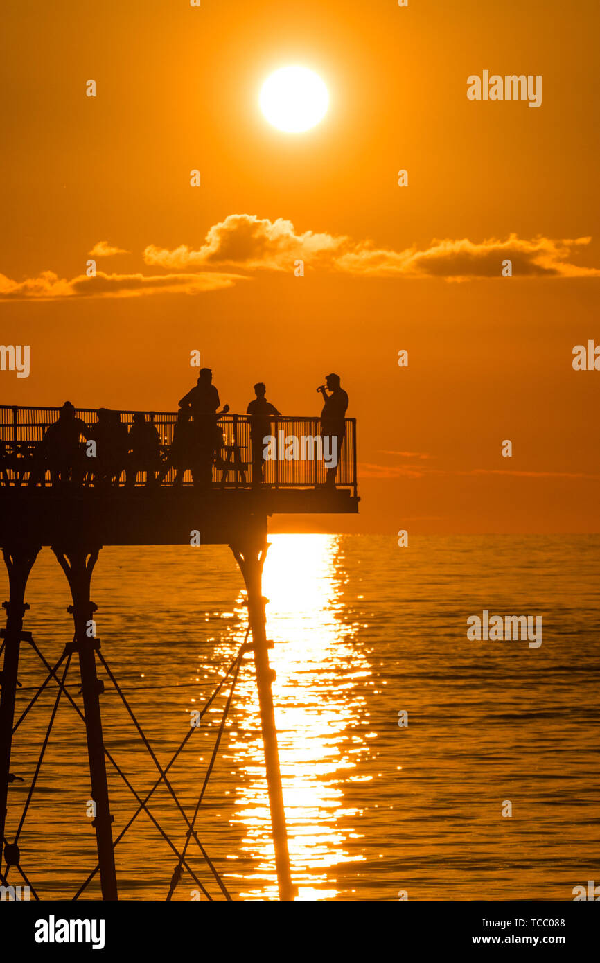 Aberystwyth Wales UK, giovedì 06 giugno 2019 persone aventi un drink sul molo su un gloriosamente calda e chiara serata estiva in Aberystwyth sulla West Wales coast, alla fine di una giornata di intensa pioggia e sole splendente Photo credit Keith Morris / Alamy Live News Foto Stock