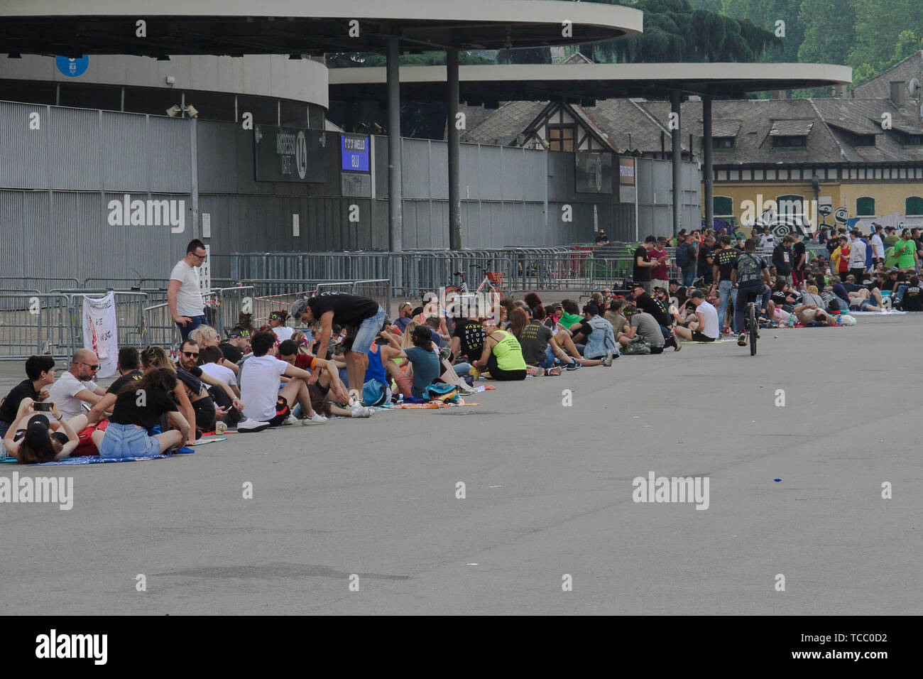 MILÃO, IT - 06.06.2019: FILA PARA SHOW DE vasco rossi n. SAN SIRO - Ventilatori dormire in linea per guardare il concerto del cantante italiano-cantautore Vasco Rossi presso lo Stadio Giuseppe Meazza di San Siro di Milano. Show è parte di Vasco Non Stop Tour Tour 2019. (Foto: Eldio Suzano/Fotoarena) Foto Stock