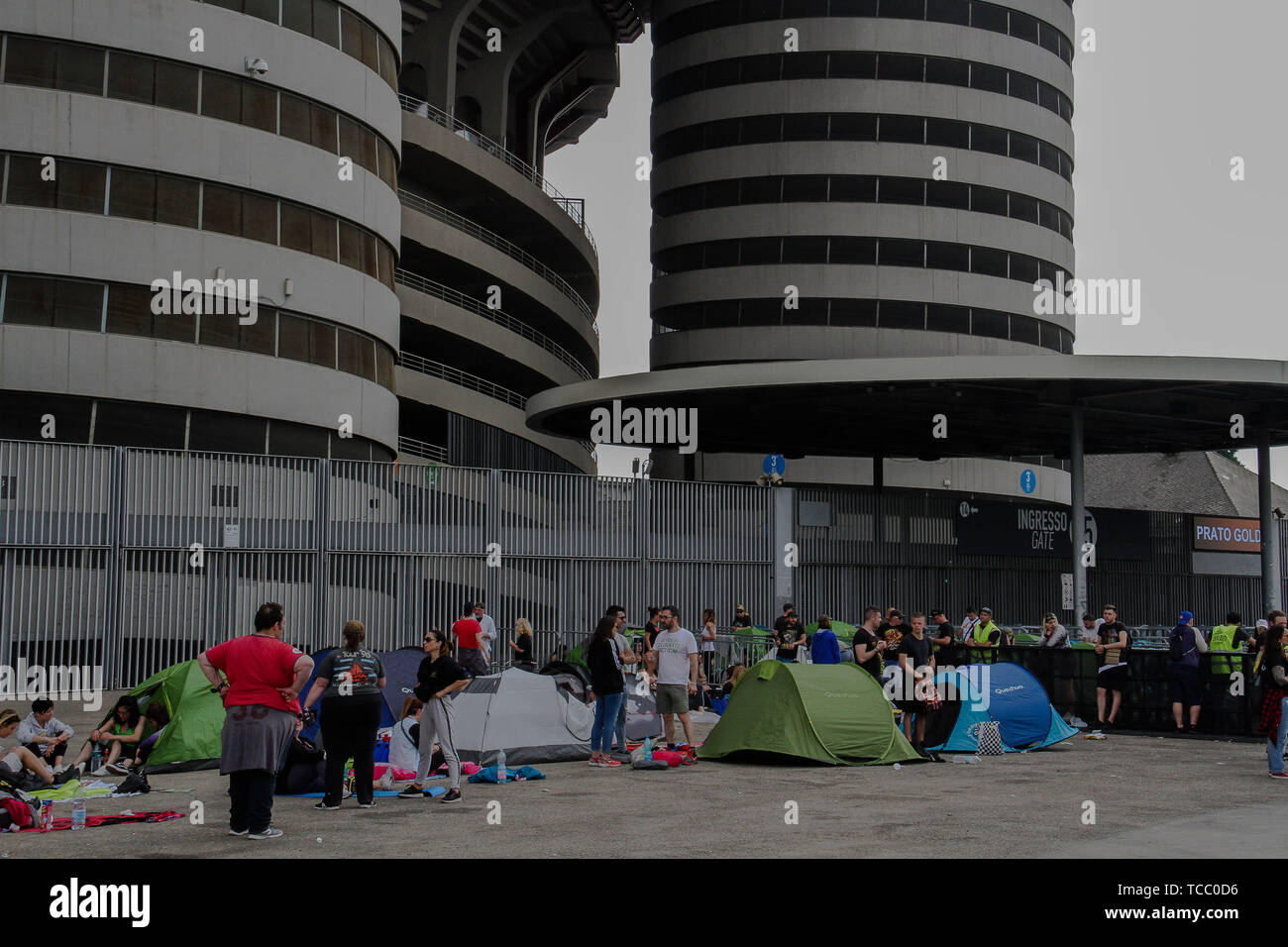 MILÃO, IT - 06.06.2019: FILA PARA SHOW DE vasco rossi n. SAN SIRO - Ventilatori dormire in linea per guardare il concerto del cantante italiano-cantautore Vasco Rossi presso lo Stadio Giuseppe Meazza di San Siro di Milano. Show è parte di Vasco Non Stop Tour Tour 2019. (Foto: Eldio Suzano/Fotoarena) Foto Stock