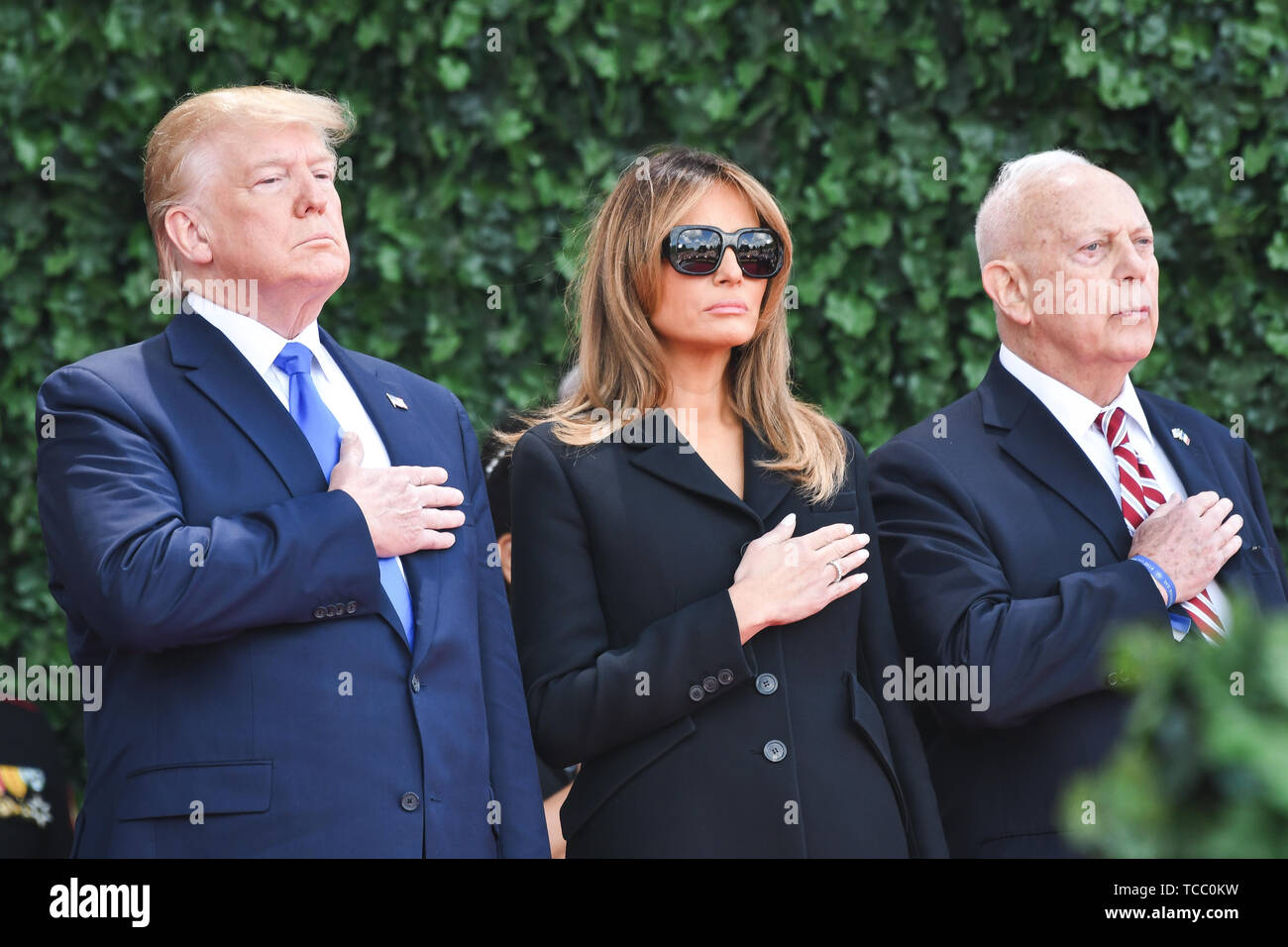 Colleville Sur Mer, Francia. Il 6 giugno, 2019. Stati Uniti Presidente Donald Trump sta con la First Lady Melania Trump e di Monumenti di Combattimento americana Segretario della Commissione William M. Matz durante una cerimonia di commemorazione che segna il settantacinquesimo D-Giorno Anniversario in Normandia Cimitero e memoriale americano a Giugno 6, 2019 in Colleville-sur-Mer, Francia. Migliaia di persone sono confluite in Normandia per commemorare il settantacinquesimo anniversario della Operazione Overlord, la seconda guerra mondiale invasione Alleata comunemente noto come D-Day. Credito: Planetpix/Alamy Live News Foto Stock