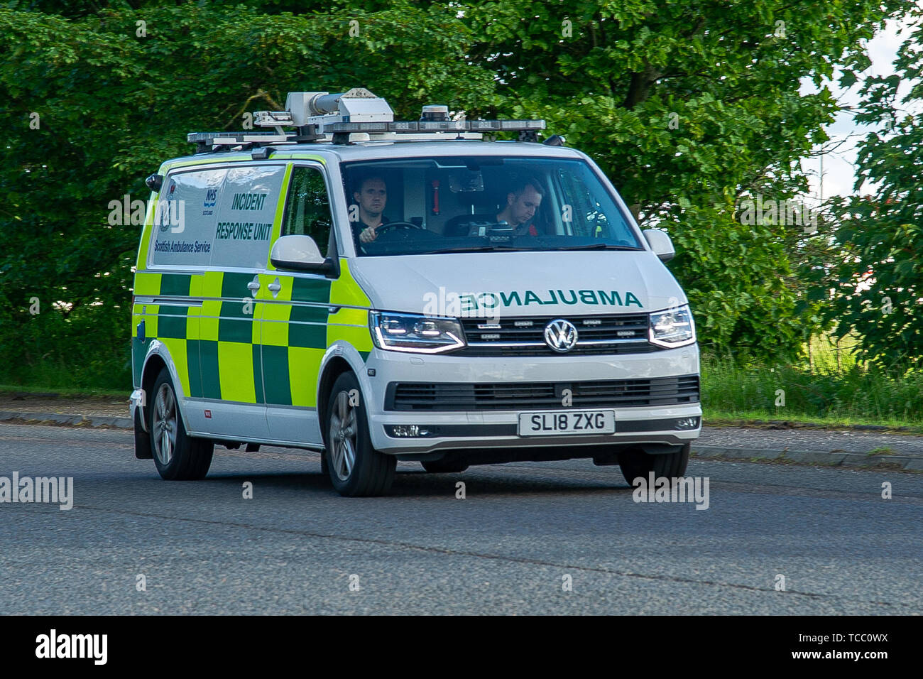 Kincardine, Fife, Regno Unito. Il 6 giugno, 2019. Un ambulanza esce dalla scena.EMS furono chiamati a trattare con una fiammata che scoppiò in disuso della Centrale Energetica di Longannet, vicino a Kincardine, Fife. Il blaze ha iniziato a 14:50PM BST in disuso bunker di carbone. EMS ha iniziato a lasciare i locali al 18:55 BST. Credito: Stewart Kirby SOPA/images/ZUMA filo/Alamy Live News Foto Stock