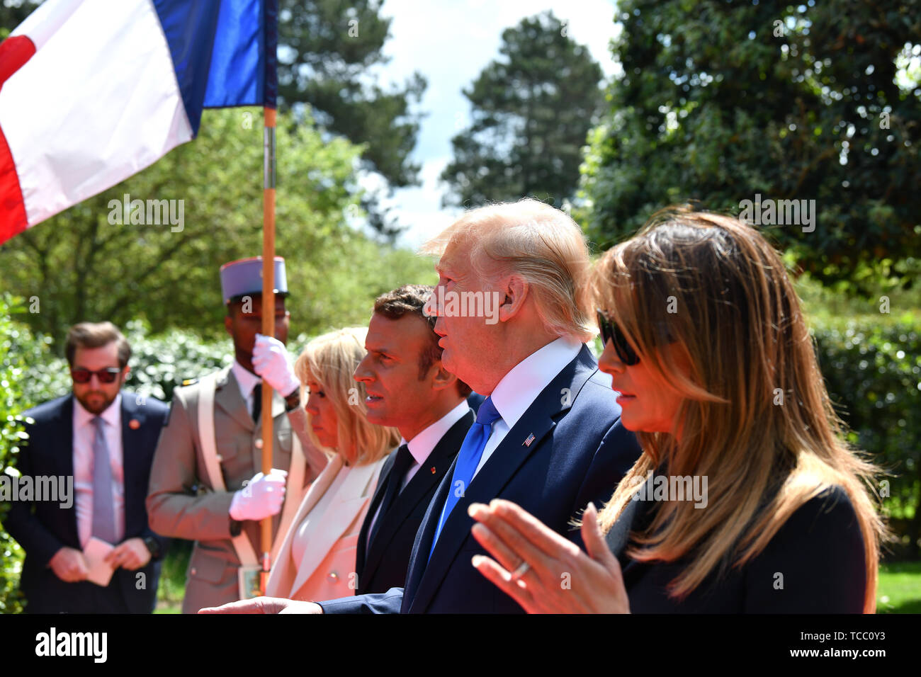 Colleville Sur Mer, Francia. Il 6 giugno, 2019. Stati Uniti Presidente Donald Trump e la First Lady Melania Trump partecipa il Presidente francese Emmanuel Macron e da sua moglie Brigitte Macron per una passeggiata per la spiaggia di Omaha durante una cerimonia di commemorazione che segna il settantacinquesimo D-Giorno Anniversario in Normandia Cimitero e memoriale americano a Giugno 6, 2019 in Colleville-sur-Mer, Francia. Migliaia di persone sono confluite in Normandia per commemorare il settantacinquesimo anniversario della Operazione Overlord, la seconda guerra mondiale invasione Alleata comunemente noto come D-Day. Credito: Planetpix/Alamy Live News Foto Stock