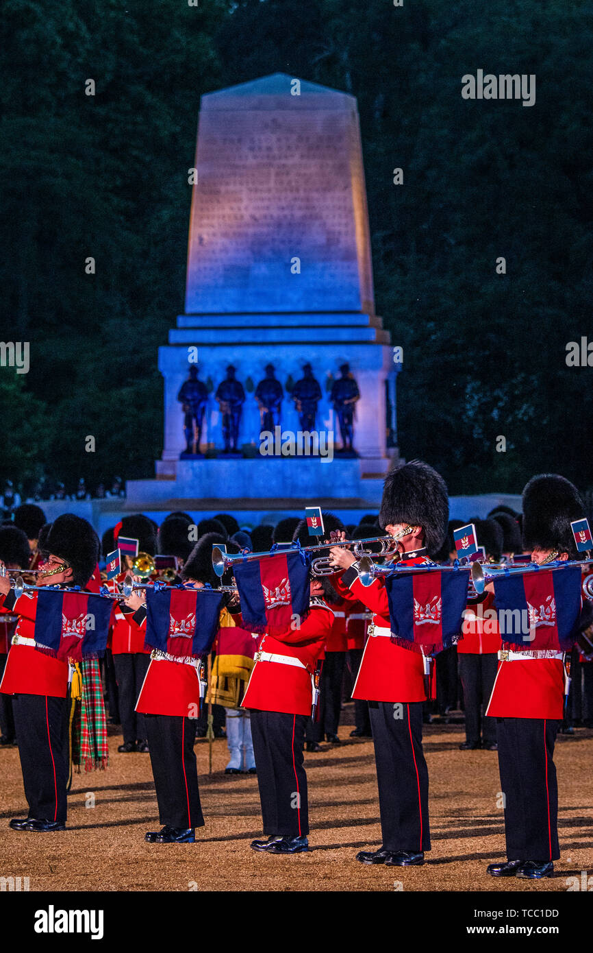 Londra, Regno Unito. Il 6 giugno, 2019. La Divisione Casa battendo il ritiro su la sfilata delle Guardie a Cavallo. Una miscela di musica, video riprodotti su due schermi giganti e precision marching, le truppe raccontano la storia di come i reggimenti della Divisione per uso domestico, il Re della truppa Royal Artiglieria a cavallo e il Reggimento di Londra hanno una lunga e illustre storia di servire la monarchia e il Regno Unito. Credito: Guy Bell/Alamy Live News Foto Stock