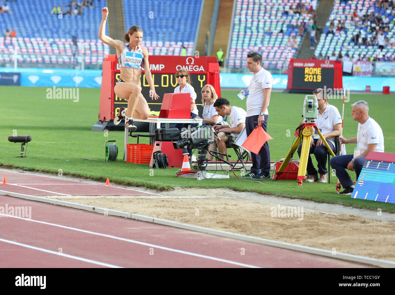 Roma, Italia - Jun 06: Yelena Sokolova compete in Donne Salto in lungo evento durante la IAAF Diamond League 2019 Golden Gala Pietro Mennea a Roma (credito: Mickael Chavet/Zuma/Alamy Live News) Foto Stock