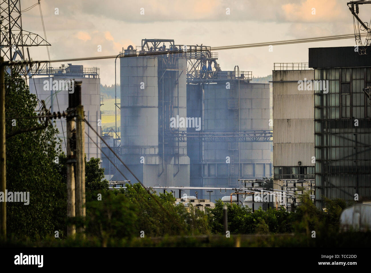 Kincardine, UK. Il 6 giugno, 2019. Fumo proveniente dall'blaze visto all'interno del complesso. EMS furono chiamati a trattare con una fiammata che scoppiò in disuso della Centrale Energetica di Longannet, vicino a Kincardine, Fife. Il blaze ha iniziato a 14:50PM BST in disuso bunker di carbone. EMS ha iniziato a lasciare i locali al 18:55 BST. Credito: SOPA Immagini limitata/Alamy Live News Foto Stock