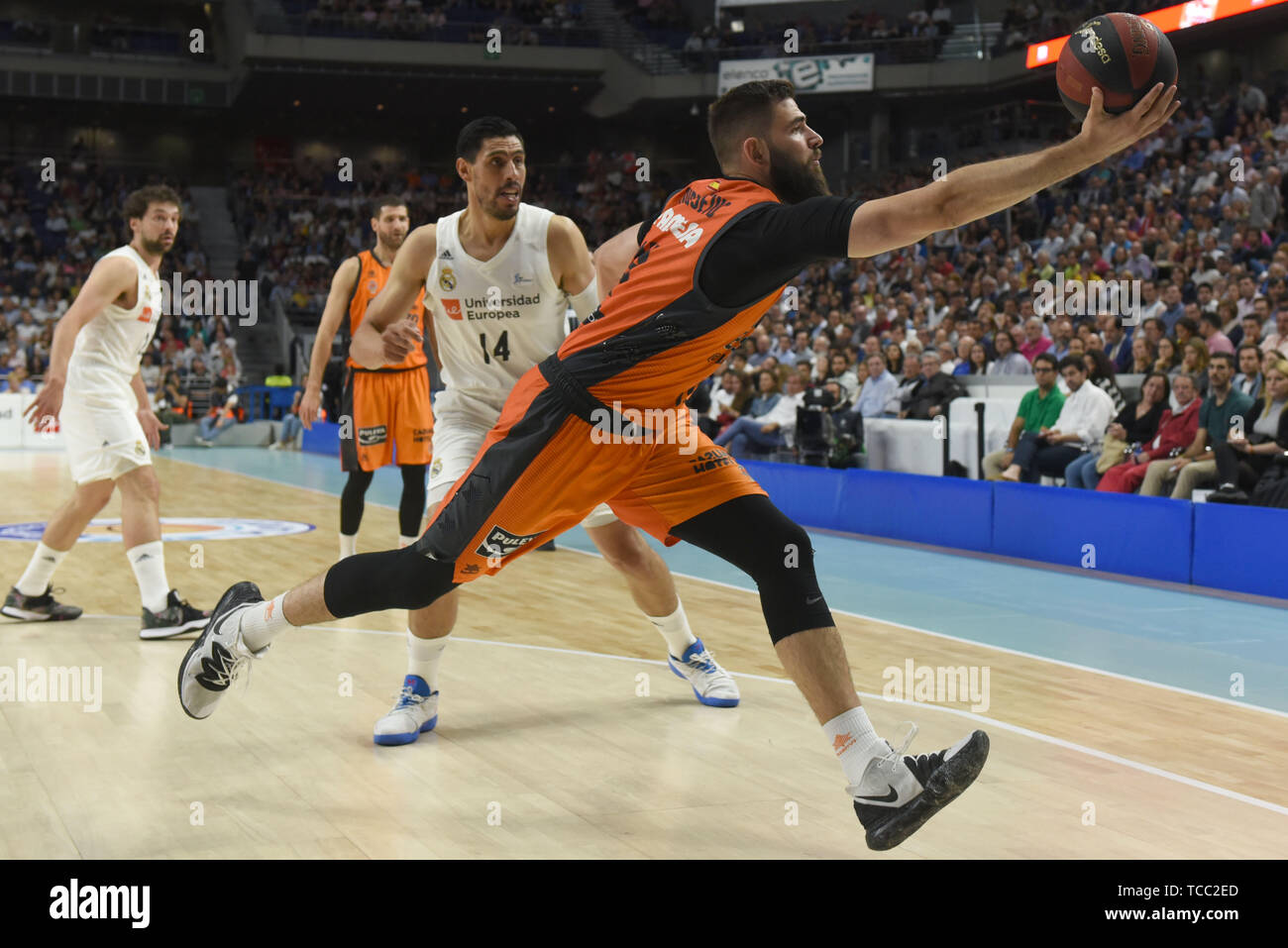 Madrid, Spagna. Il 6 giugno, 2019. Bojan Dubljevic (R) di Valencia è visto in azione durante le semifinali della Liga ACB match tra Real Madrid e Valencia Basket a Wizink Centro in Madrid. (Punteggio finale: Real Madrid 94 -72 Valencia Basket) Credito: SOPA Immagini limitata/Alamy Live News Foto Stock